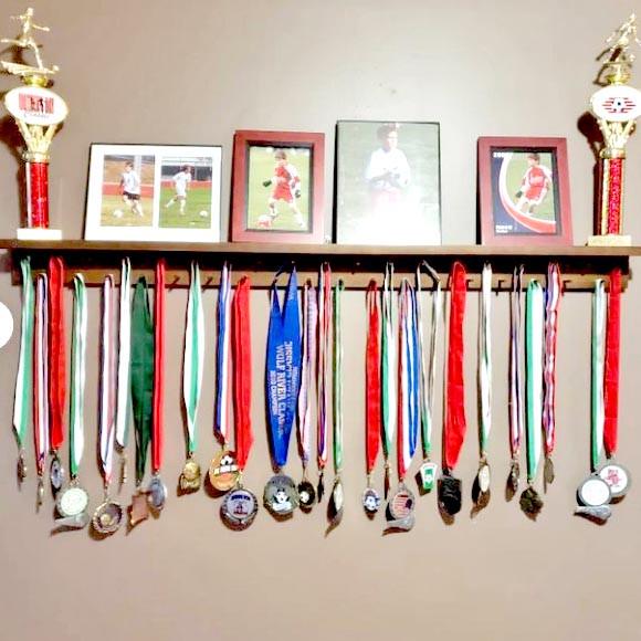 Полка для медалей из дерева Берувела 37 Мускат (ПМЛ-001407)