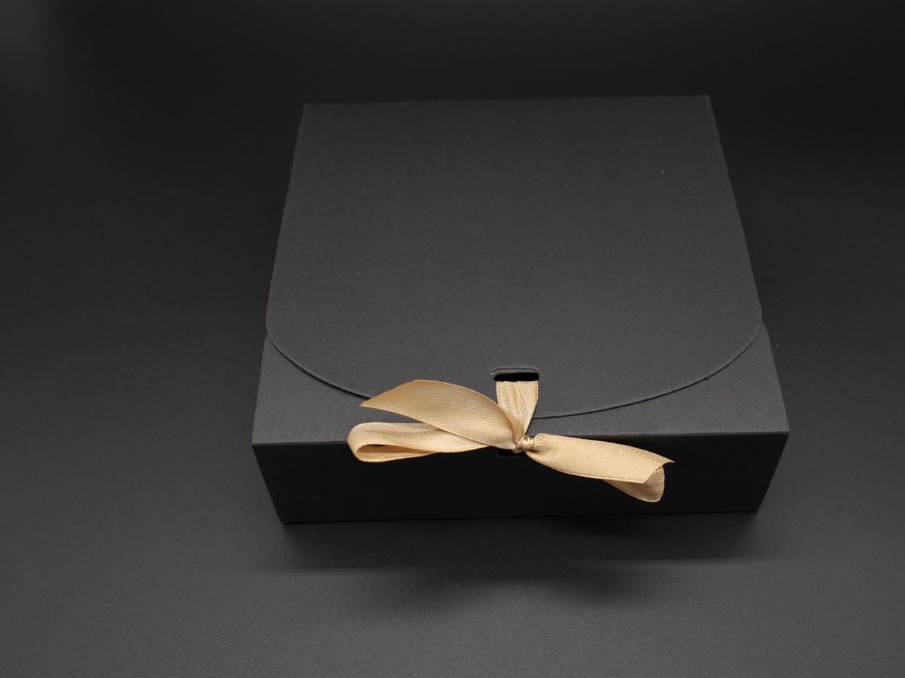 Коробка подарочная с ленточкой сборная с откидной крышкой 16,5х16,5х5 см Черный (OA-29) - фото 2 Коробка подарочная с ленточкой сборная с откидной крышкой 16,5х16,5х5 см Черный (OA-29) - фото 2