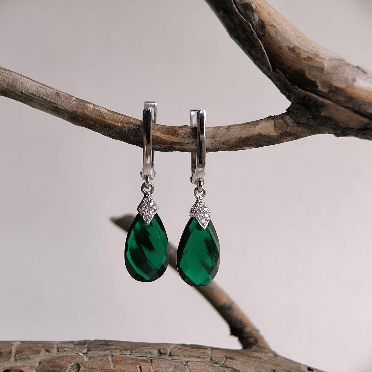 Серьги серебряные LoveR с каплевидной формой вставки изумруд nano и фианитами Серьги серебряные LoveR с каплевидной формой вставки изумруд nano и фианитами