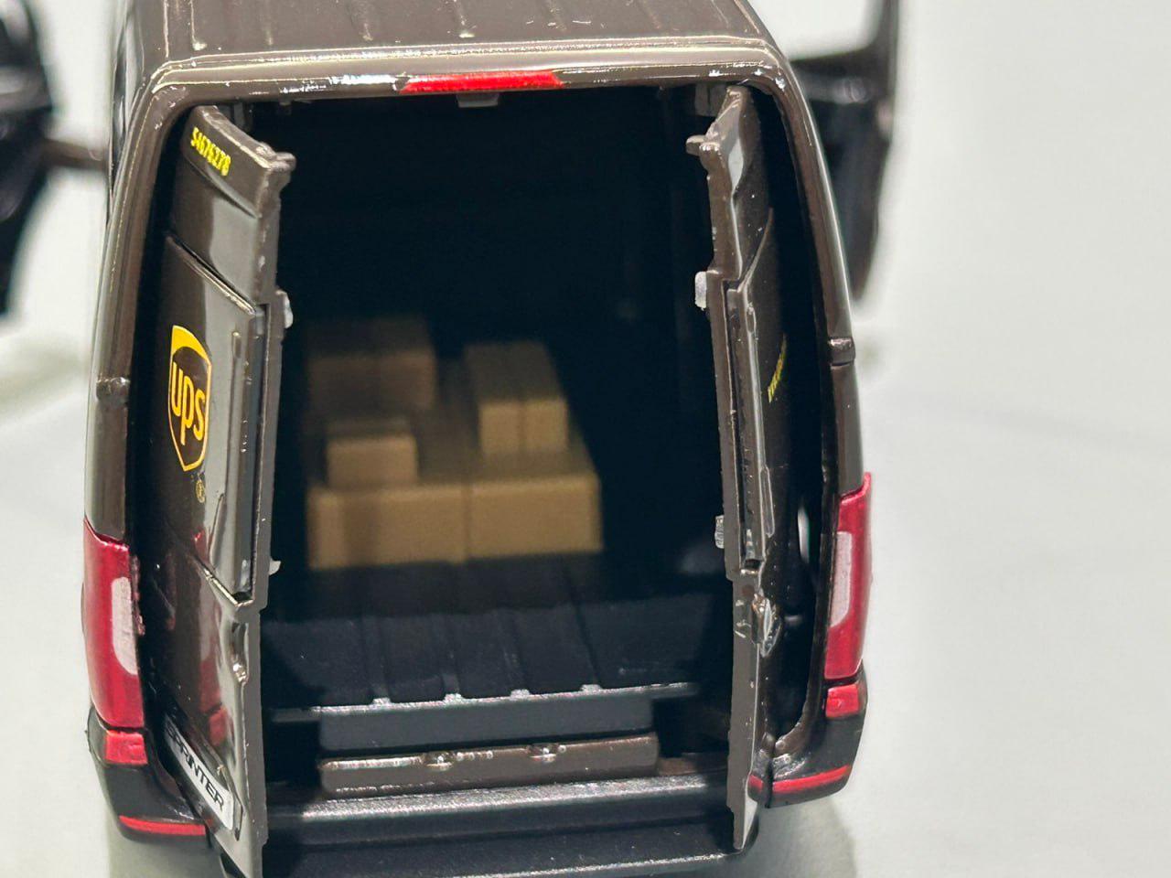 Іграшкова машинка Kinsmart Mercedes-Benz Sprinter UPS інерційна 1:48 Коричневий (KT5430W) - фото 4 Іграшкова машинка Kinsmart Mercedes-Benz Sprinter UPS інерційна 1:48 Коричневий (KT5430W) - фото 4