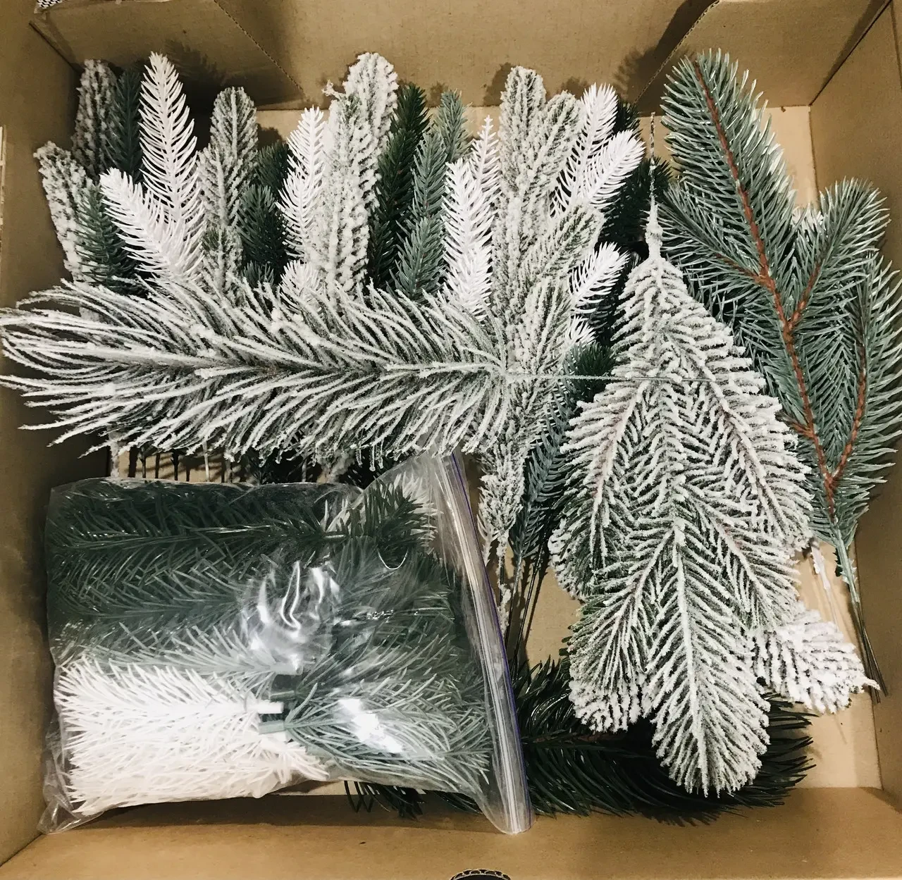 Ветви из искусственной литой хвои HVOYA Decor Box для новогоднего декора 84 эл.