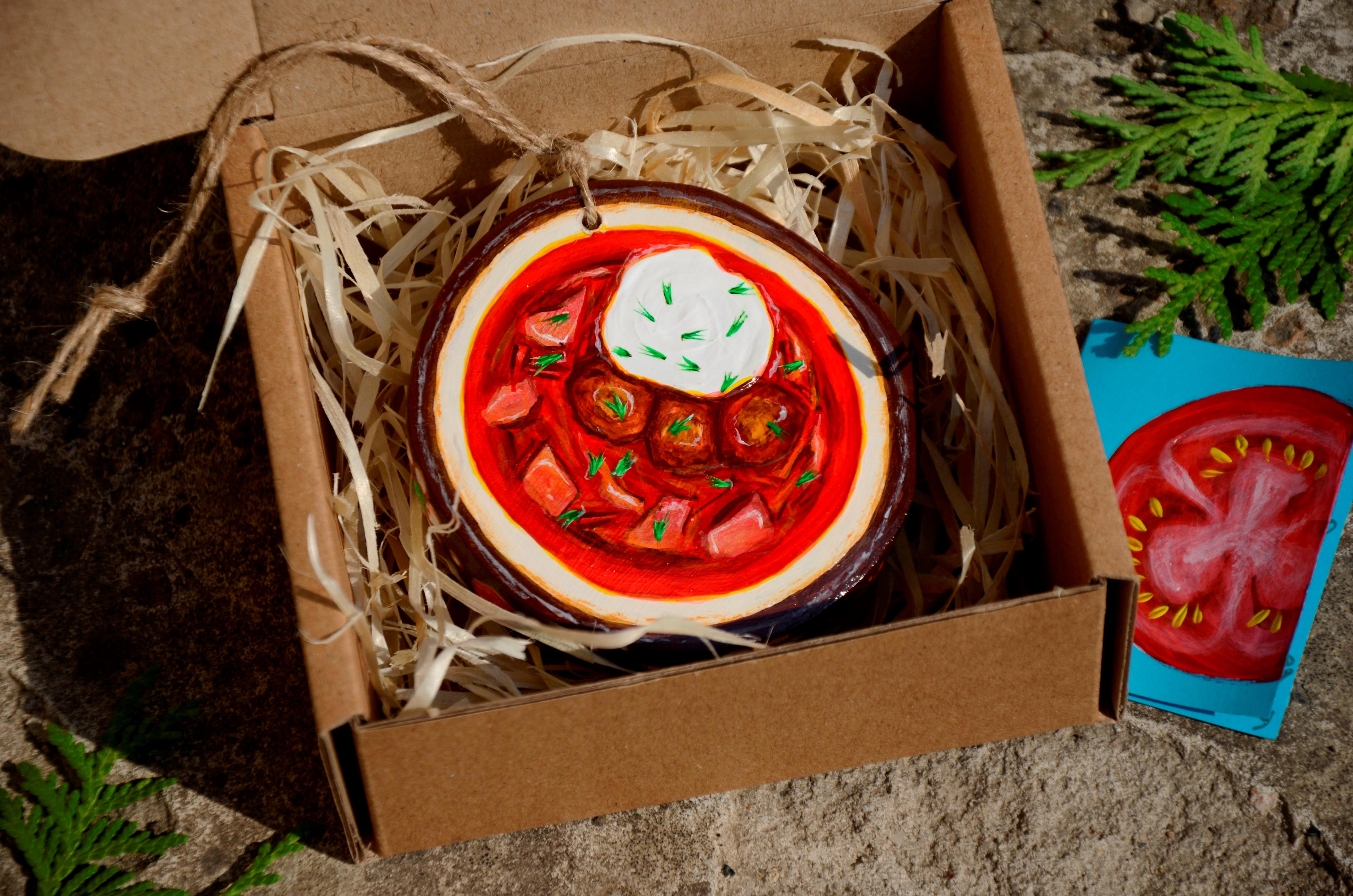 Іграшка на ялинку Lucy Kozyra Борщ дерев'яна розмальована вручну Іграшка на ялинку Lucy Kozyra Борщ дерев'яна розмальована вручну