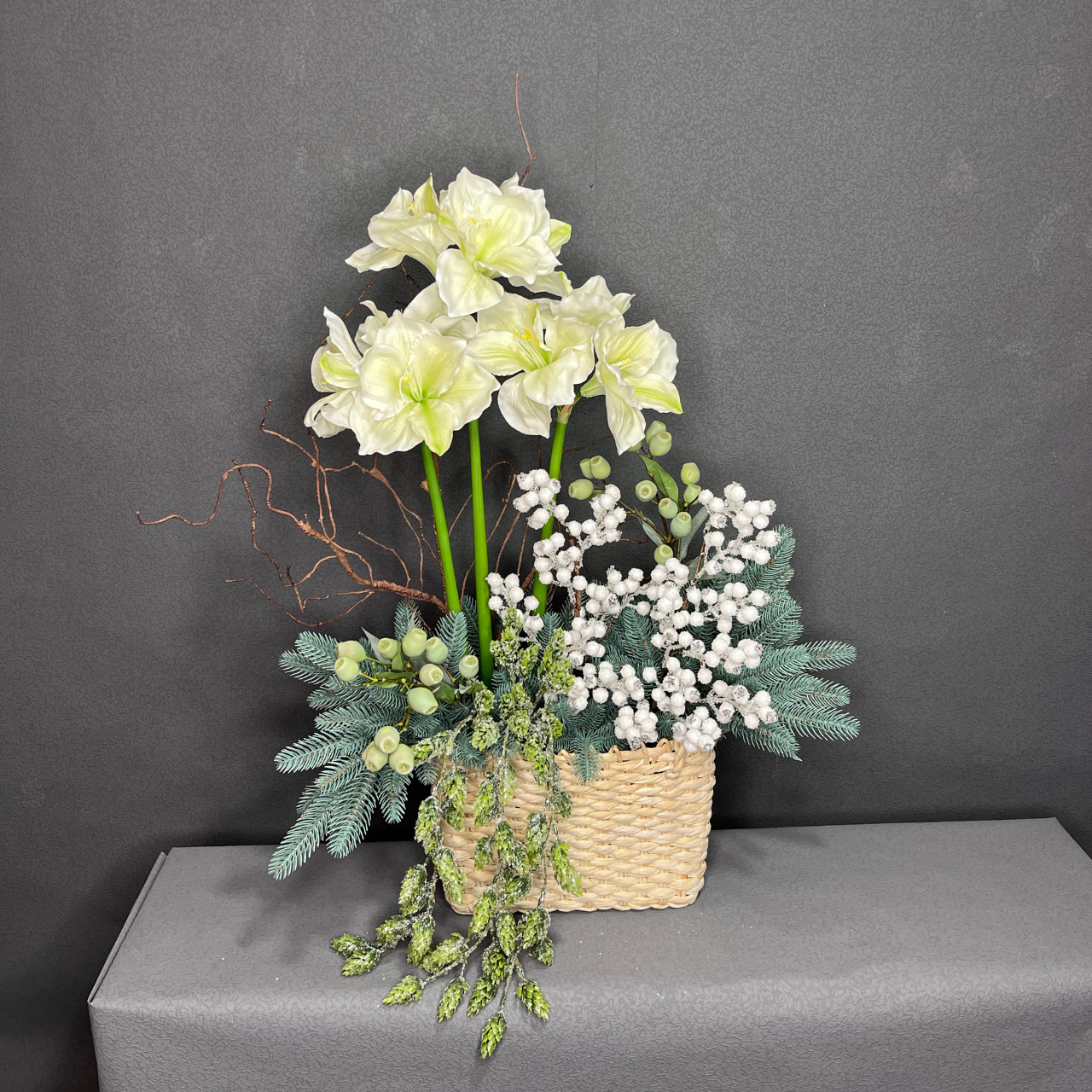 Новогодняя композиция из амаралисов в корзине 87 см (2453156369)