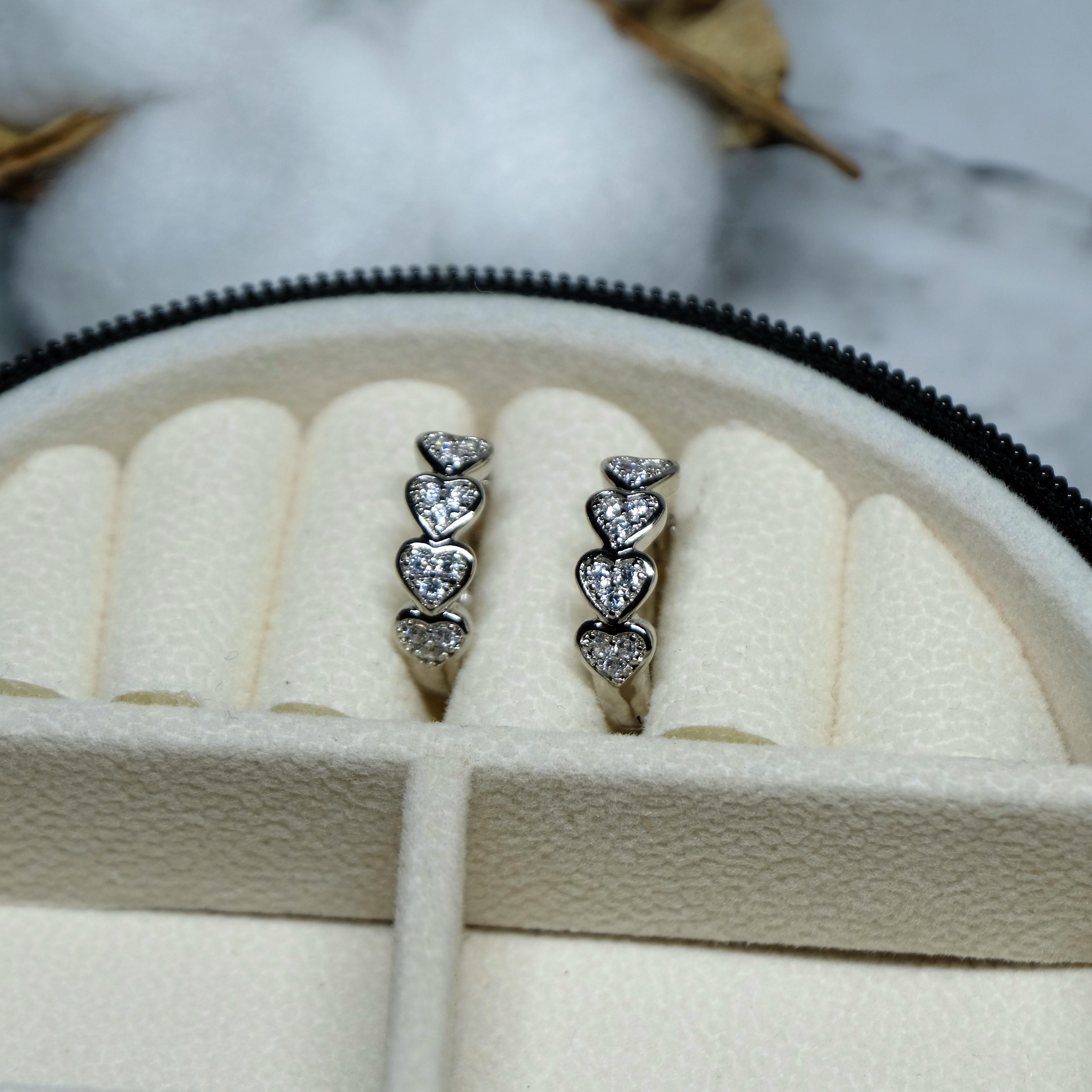 Сережки-кольца Xuping Jewerly сердечки с белым цирконом из медицинского сплава родий 16х5 мм (XCP-366) Сережки-кольца Xuping Jewerly сердечки с белым цирконом из медицинского сплава родий 16х5 мм (XCP-366)