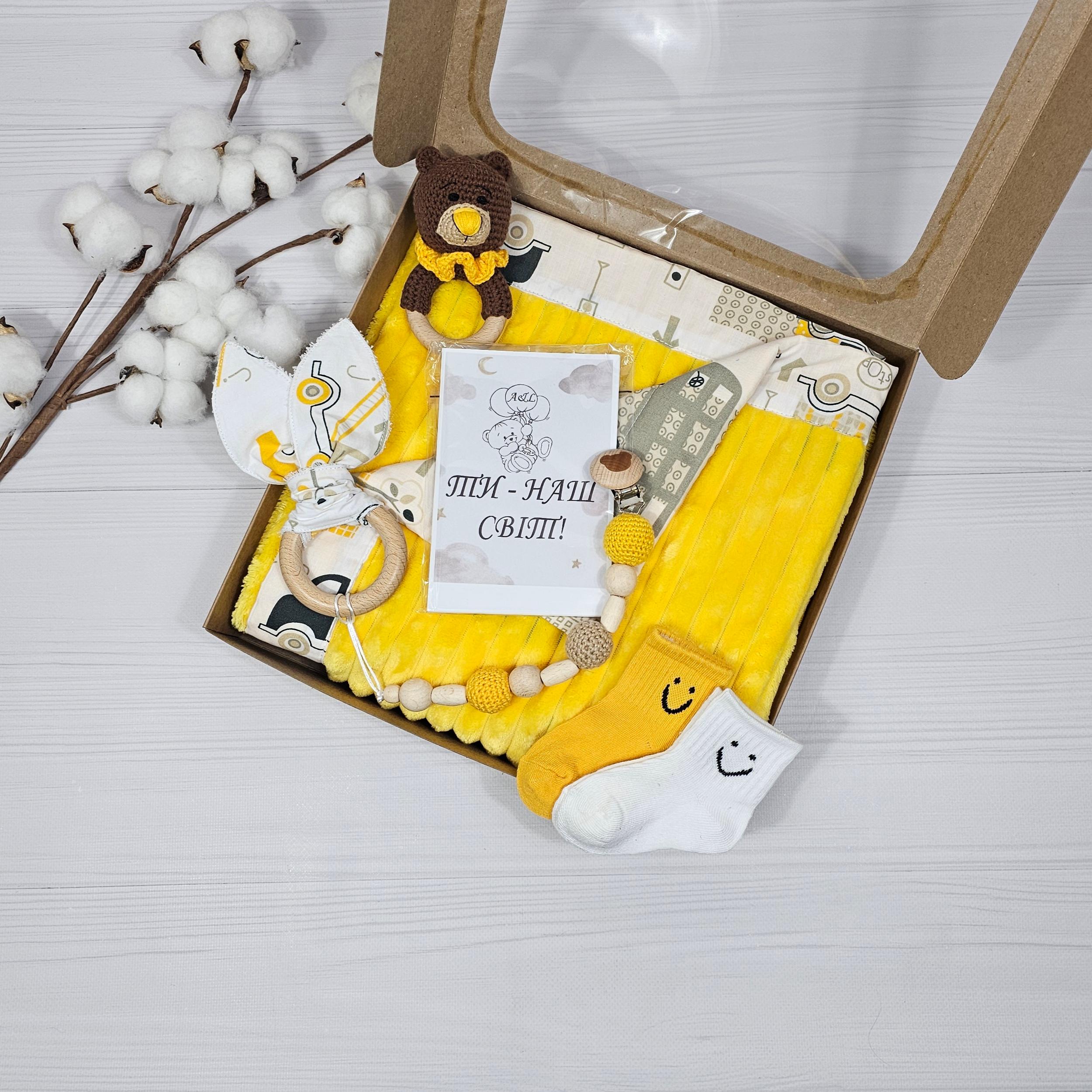 Подарочный набор для новорожденных a.l.babybox Машины в городе с детским пледом/игрушками и картами для фотосессии Желтый (34032459)