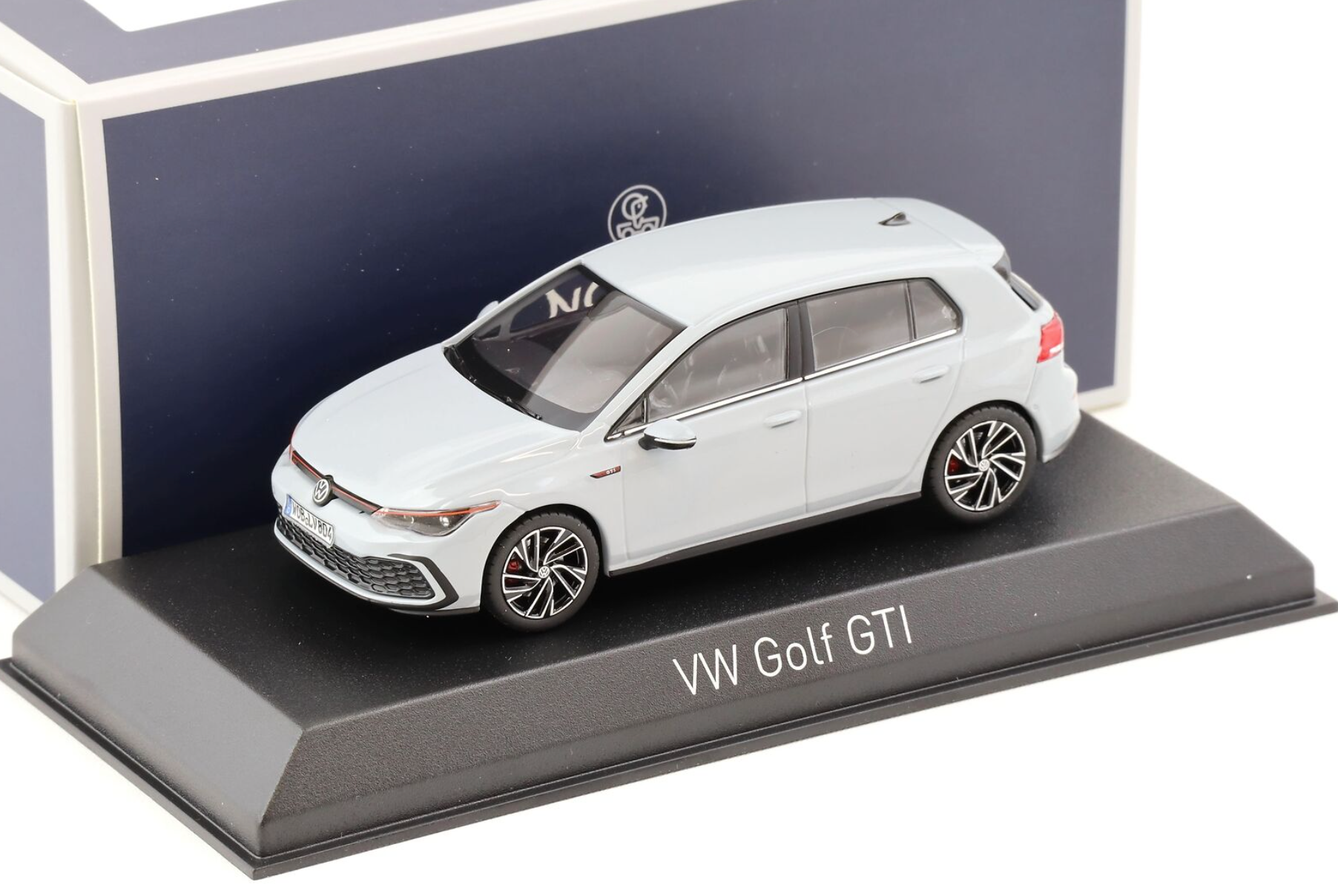 Модель автомобиля Norev 1:43 Volkswagen Golf 8 GTI Light Grey (840137) - фото 2 Модель автомобиля Norev 1:43 Volkswagen Golf 8 GTI Light Grey (840137) - фото 2