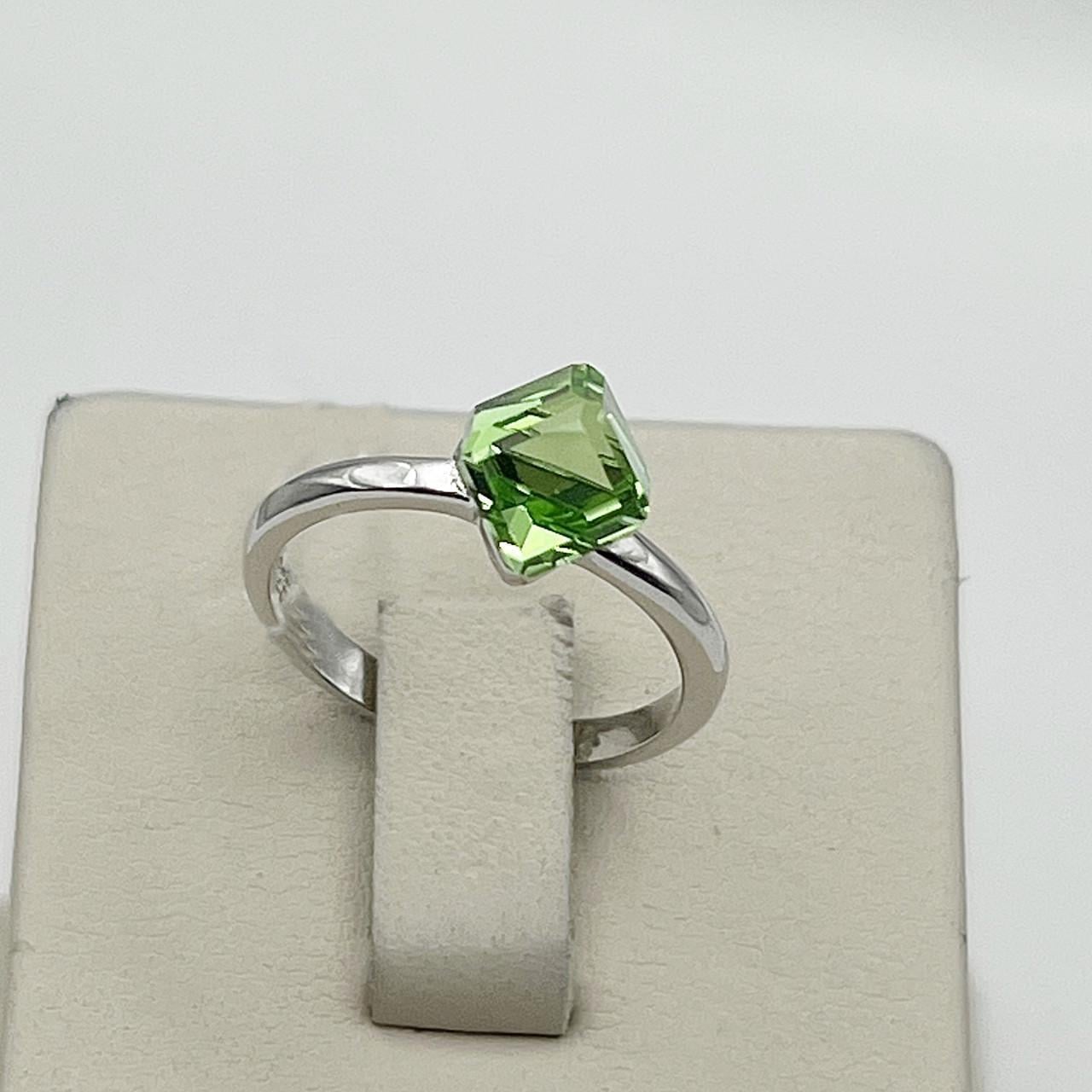 Кольцо серебряное с кристаллом Swarovski р. 18 2,38 г (2570978323) Кольцо серебряное с кристаллом Swarovski р. 18 2,38 г (2570978323)
