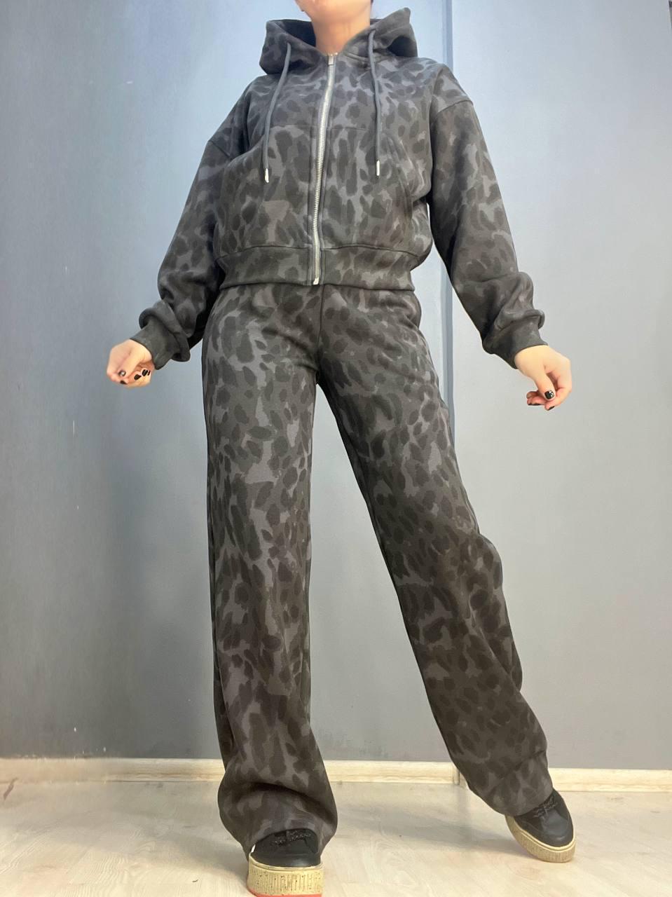 Костюм женский A-N 2762 утепленный худи с капюшоном и брюки палаццо леопардовый принт M Графитовый (3200) - фото 4 Костюм женский A-N 2762 утепленный худи с капюшоном и брюки палаццо леопардовый принт M Графитовый (3200) - фото 4