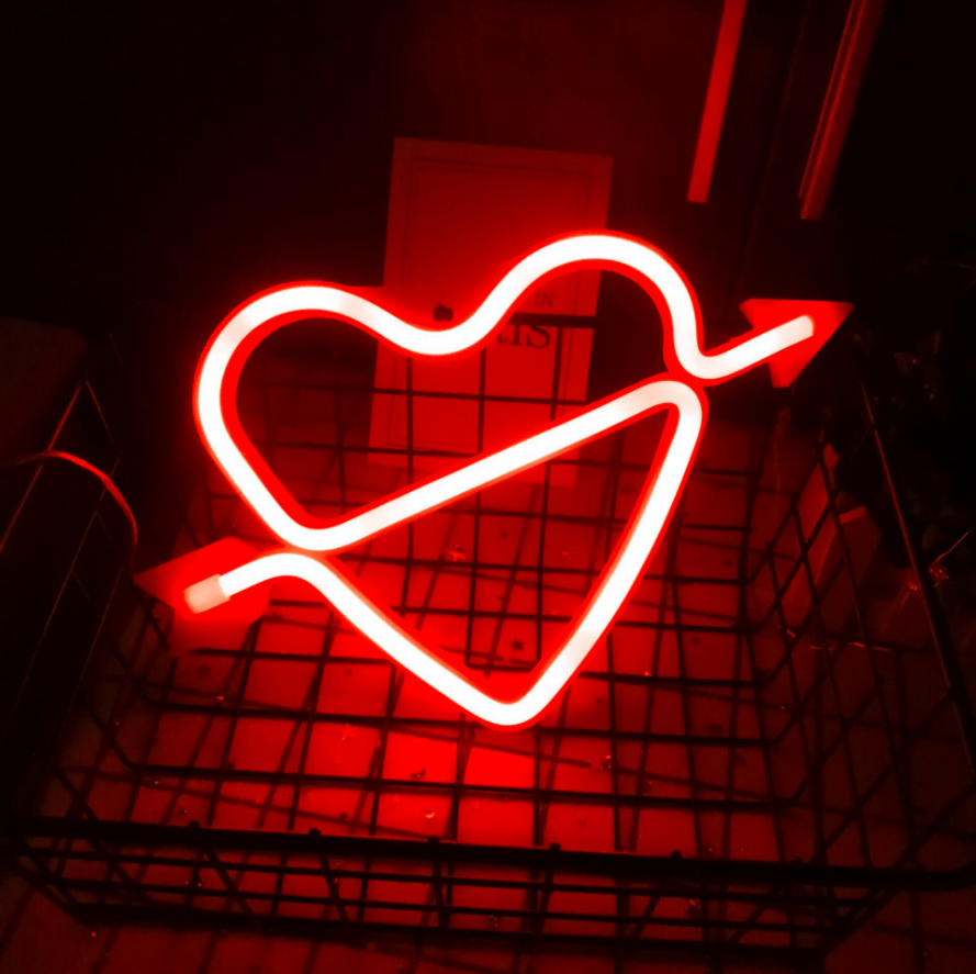 Неоновий світильник серце зі стрілою Love на батарейках/USB 18x28 см Червоний