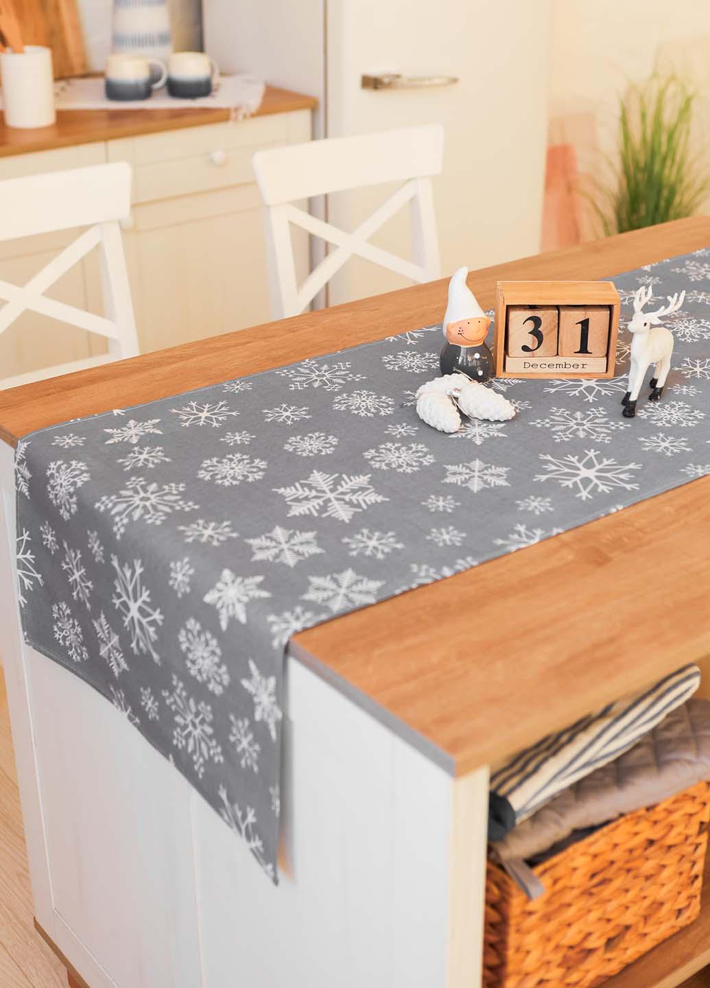 Скатертина-доріжка новорічна Сніжинки білі на сірому 140х47 см (сбс14) - фото 1 Скатертина-доріжка новорічна Сніжинки білі на сірому 140х47 см (сбс14) - фото 1