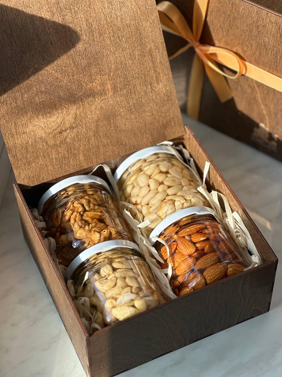 Набор подарочный в фирменной деревянной коробке орешки в меде акации 4 баночек по 240 г.