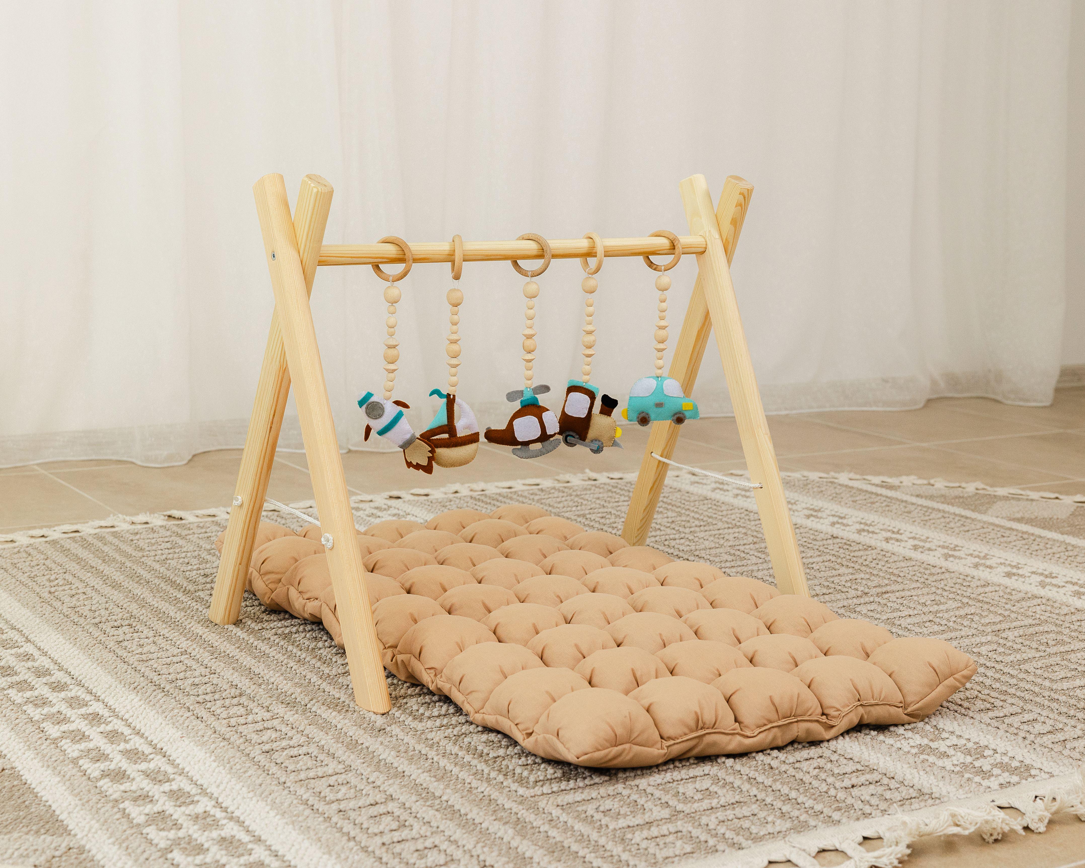 Мобиль напольный деревянный Веселые путешествия с матрасом Капучино (0002267)