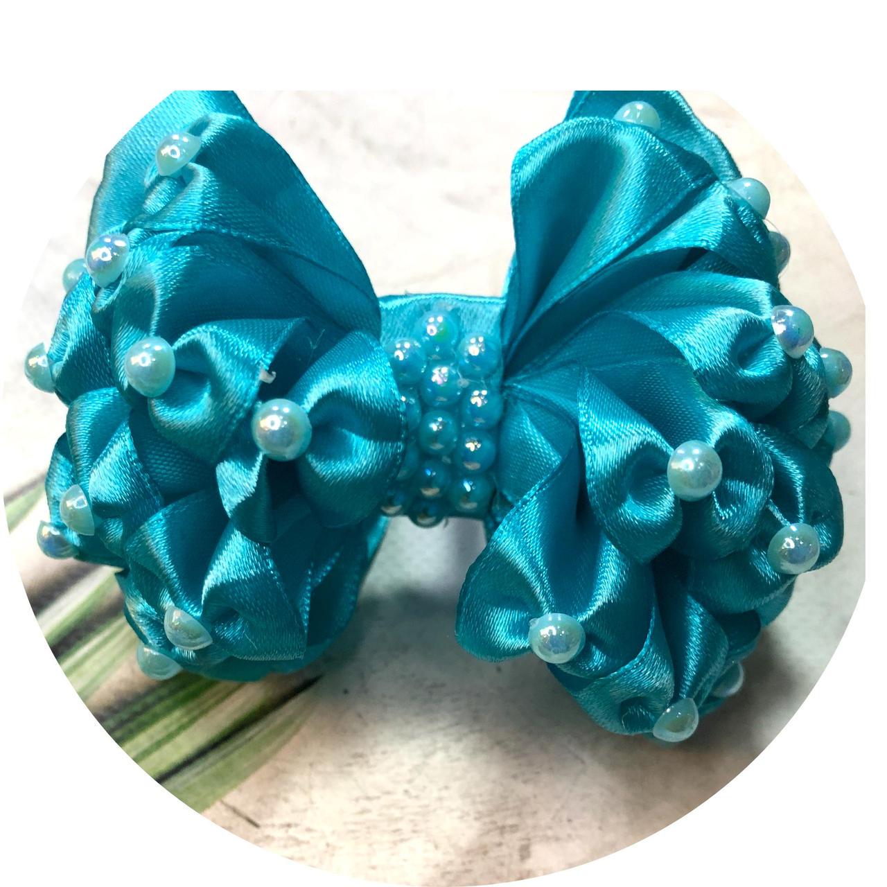 Бантик для волос детский с бусинками на заколке 11х9х6 см Ярко-голубой (10575)