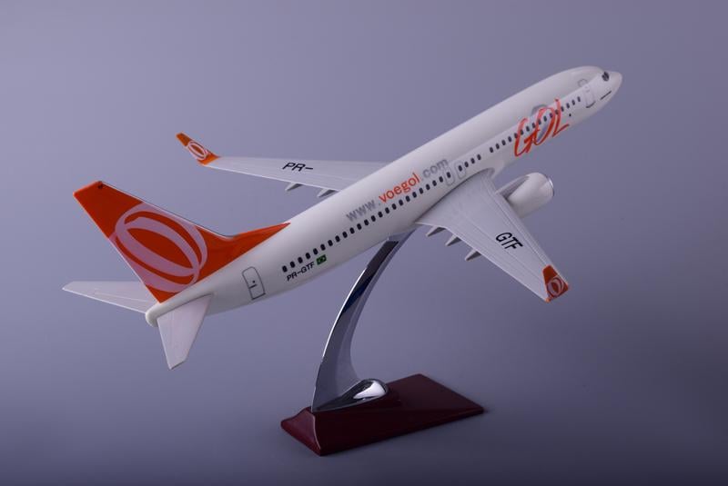 Коллекционная модель самолета Shantou Tongde Boeing 737 Gol Transportes 40см