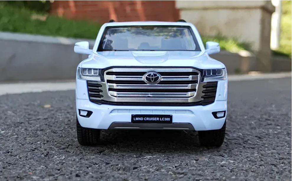 Модель автомобиля коллекционная Toyota Land Cruiser 300 металлическая 1:24 (2025377968)