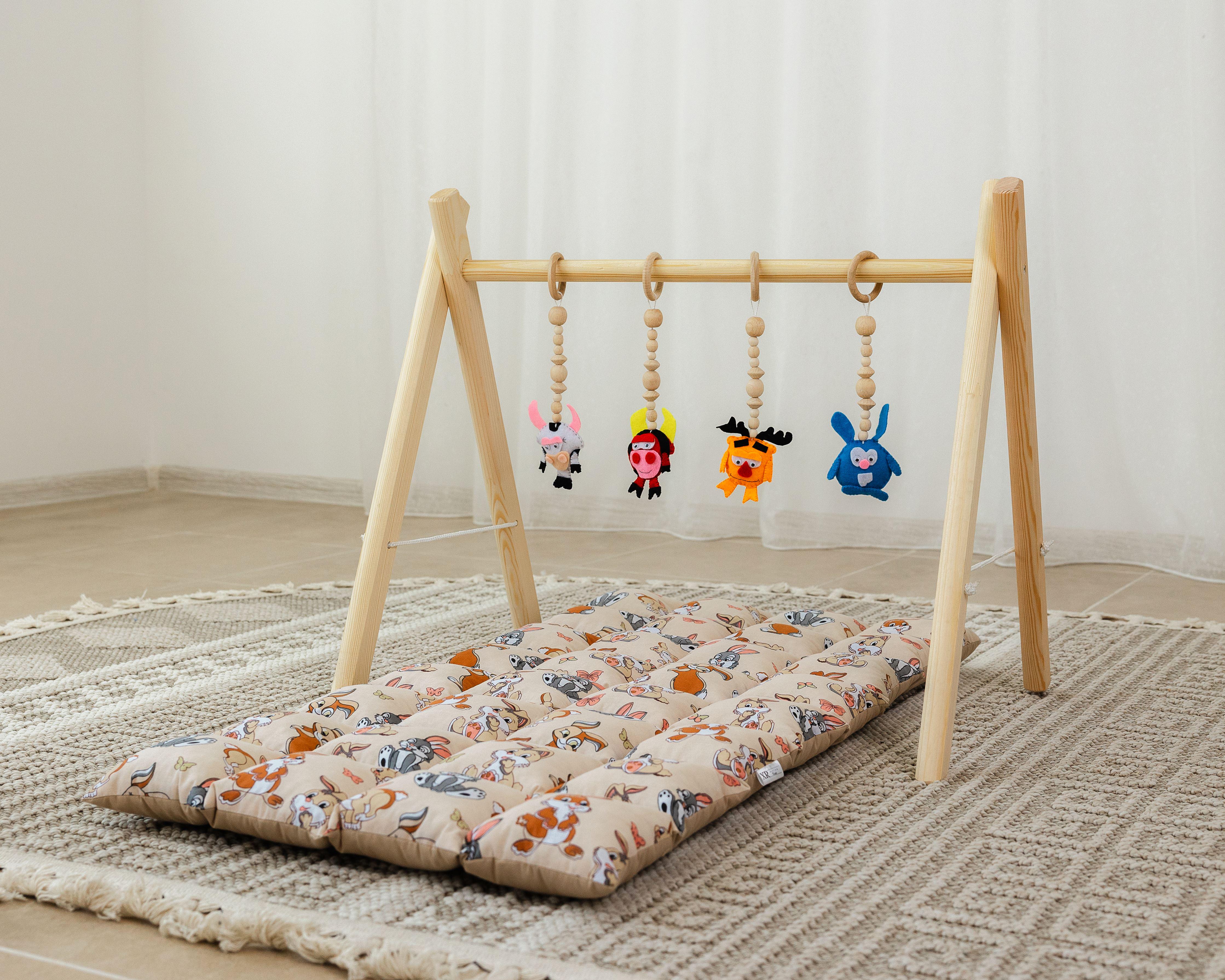 Мобиль детский напольный BabyGym Смешные герои с матрасиком Funny rabbits (0002332)