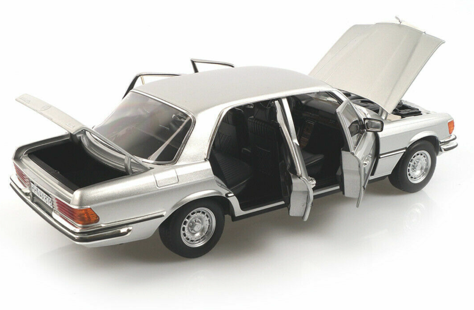 Модель автомобиля Norev 1:18 Mercedes-Benz 450 SEL 6.9 1972-1980 W116 Silver (183785) - фото 5 Модель автомобиля Norev 1:18 Mercedes-Benz 450 SEL 6.9 1972-1980 W116 Silver (183785) - фото 5