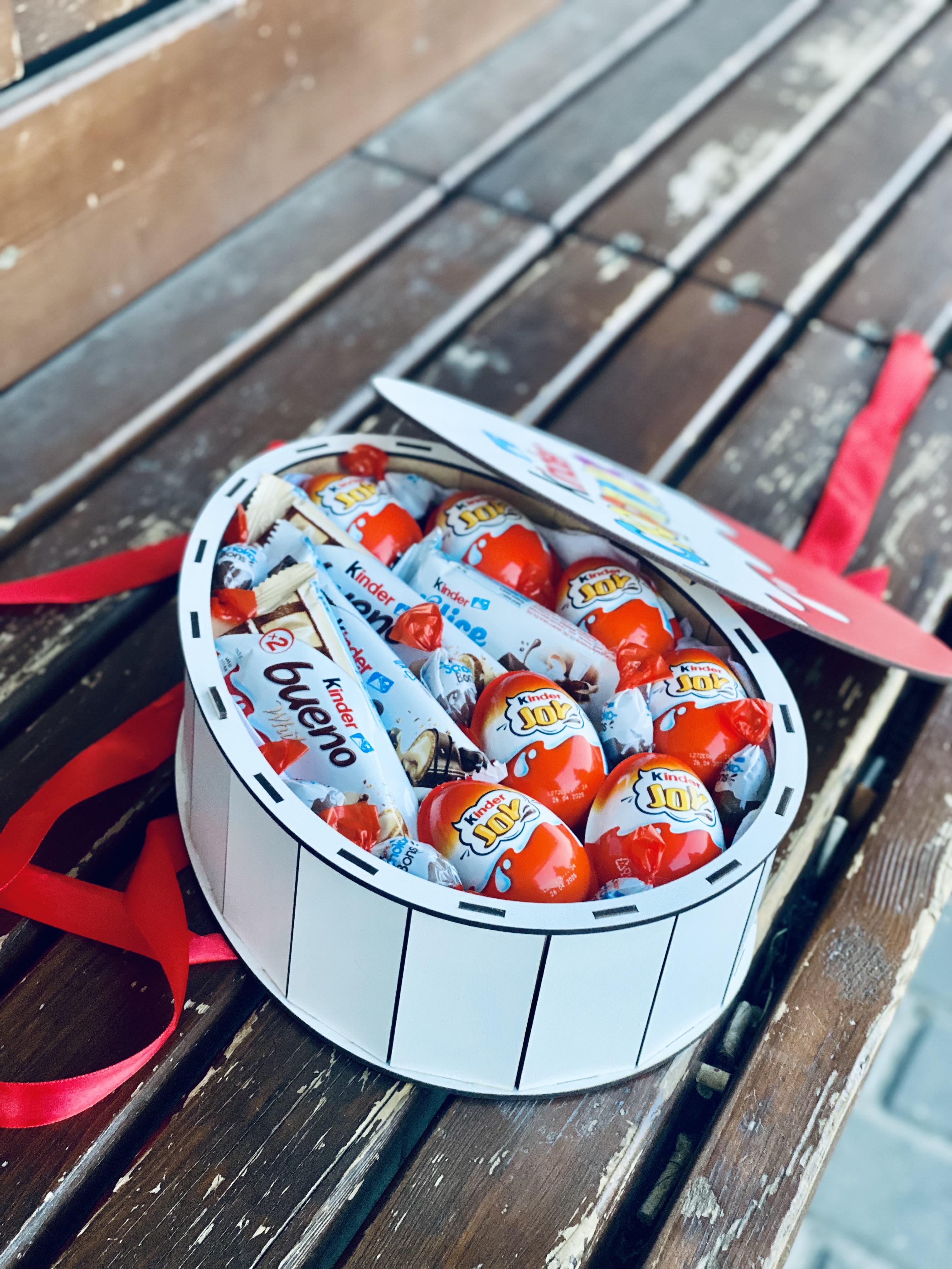 Подарочный бокс Ohmybuket с конфетами Kinder Joy Shoko Bons Bueno и батончиками 28х20 см (OMB-6)