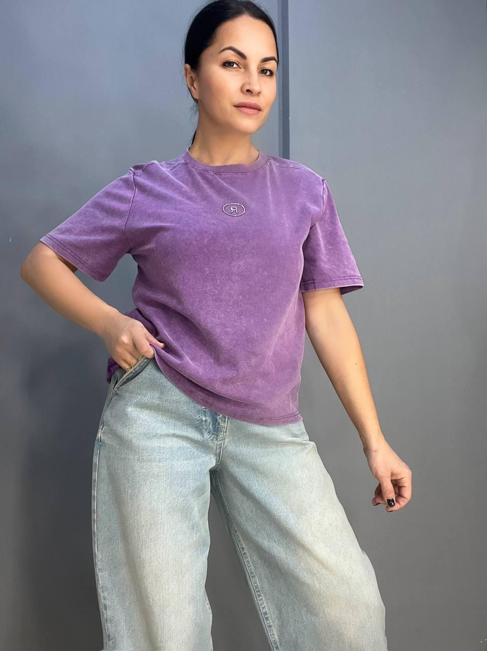 Футболка женская A-N 02517 вареная аппликация R из камушков средней длины OS Фиолетовый (3223)