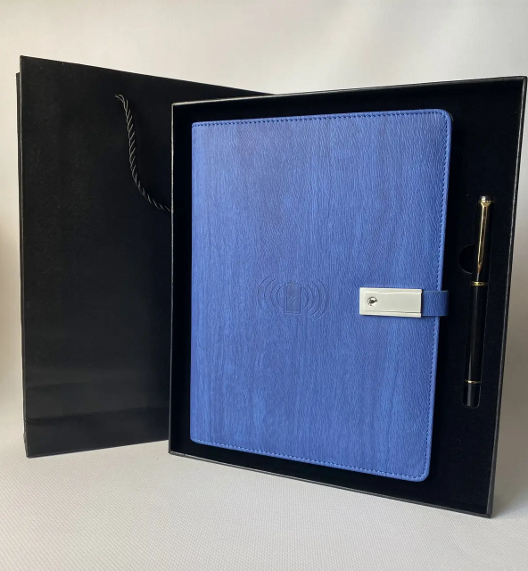 Блокнот ежедневник из эко-кожи с беспроводной зарядкой и Powerbank 8000 мАч и с ручкой