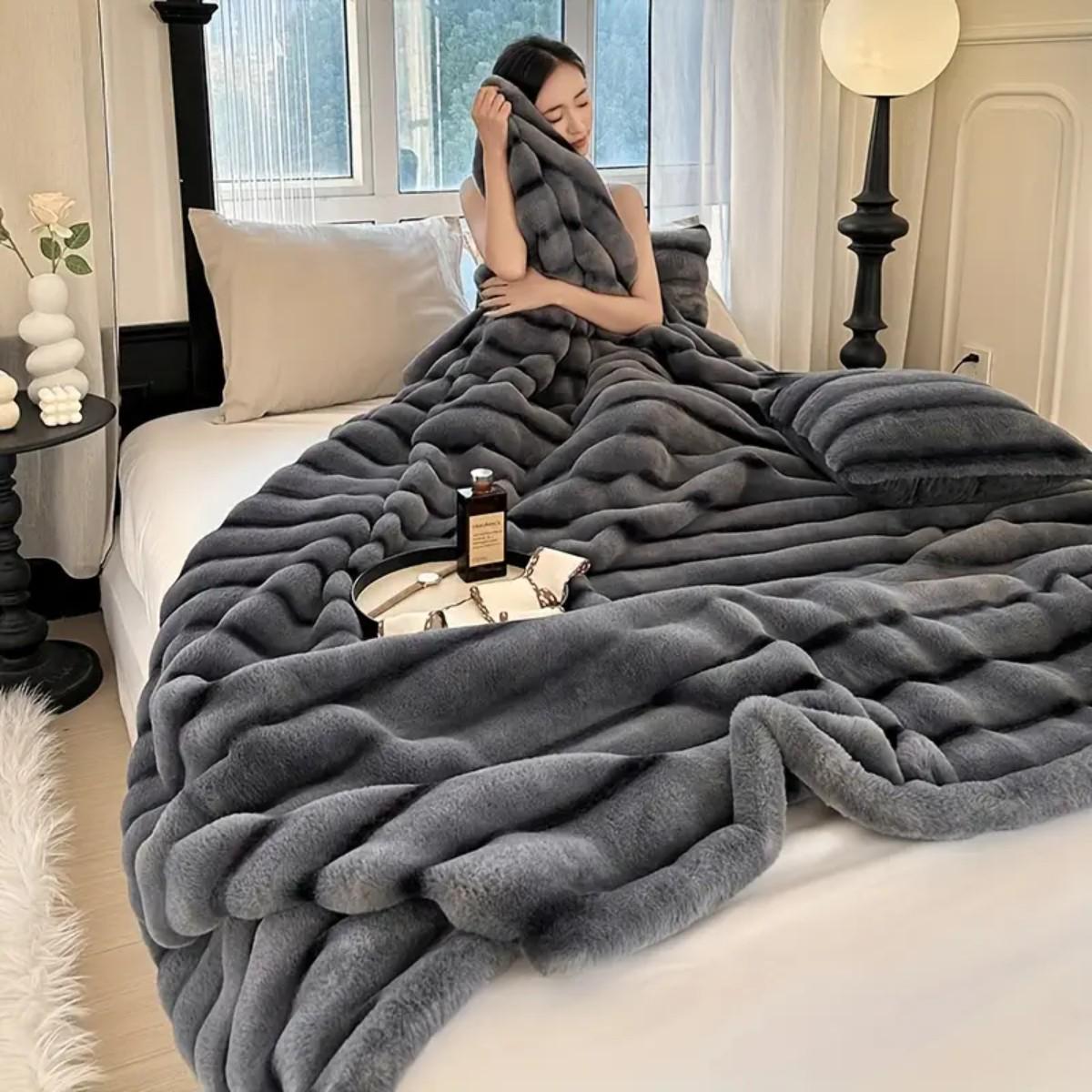 Плед корейский стиль Koloco Кролик евро ширина полоски 10 см 200х230 см Темно-серый (40669) - фото 2 Плед корейский стиль Koloco Кролик евро ширина полоски 10 см 200х230 см Темно-серый (40669) - фото 2