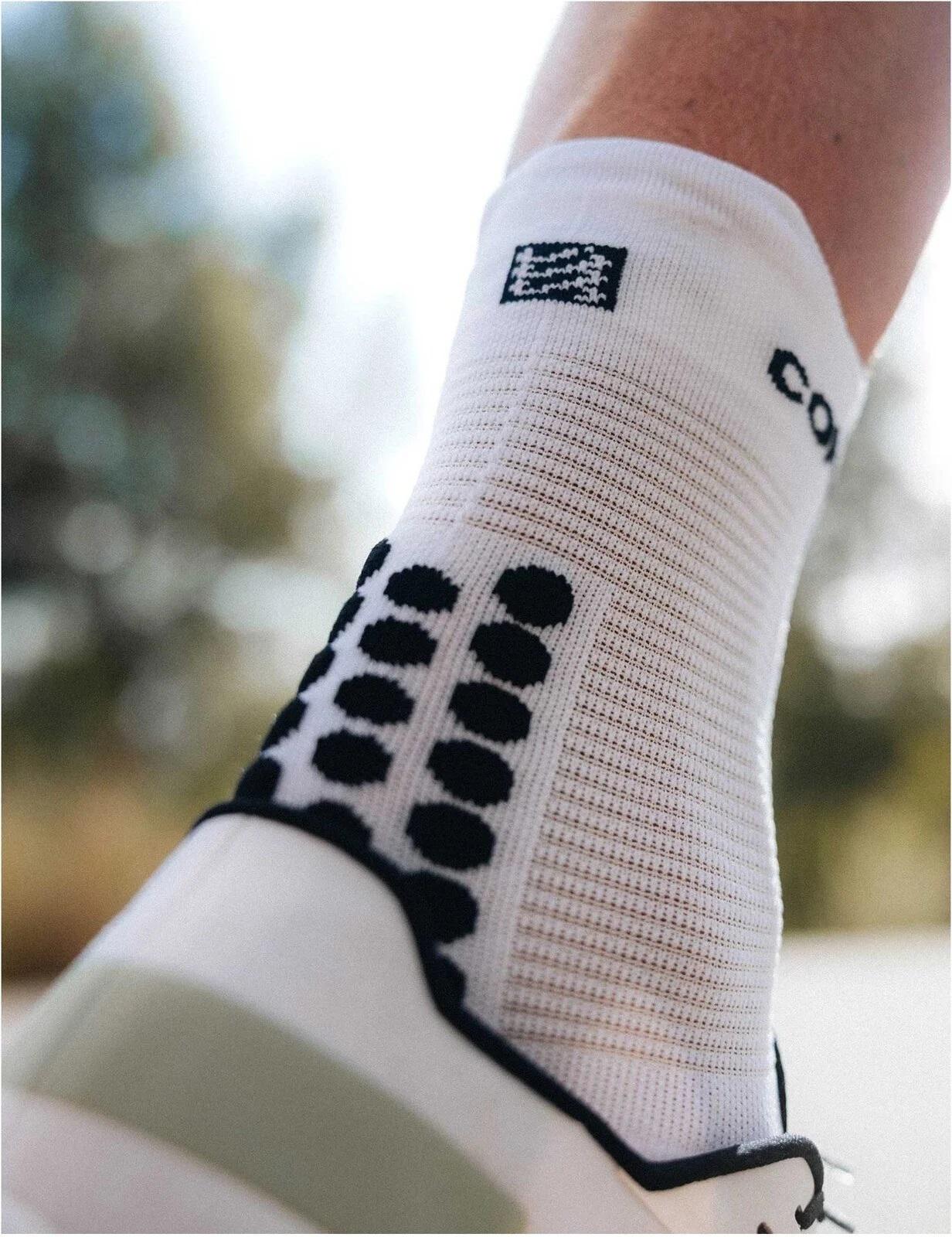 Шкарпетки Compressport Pro Racing Socks V4.0 Run High T2 White/Black - фото 5