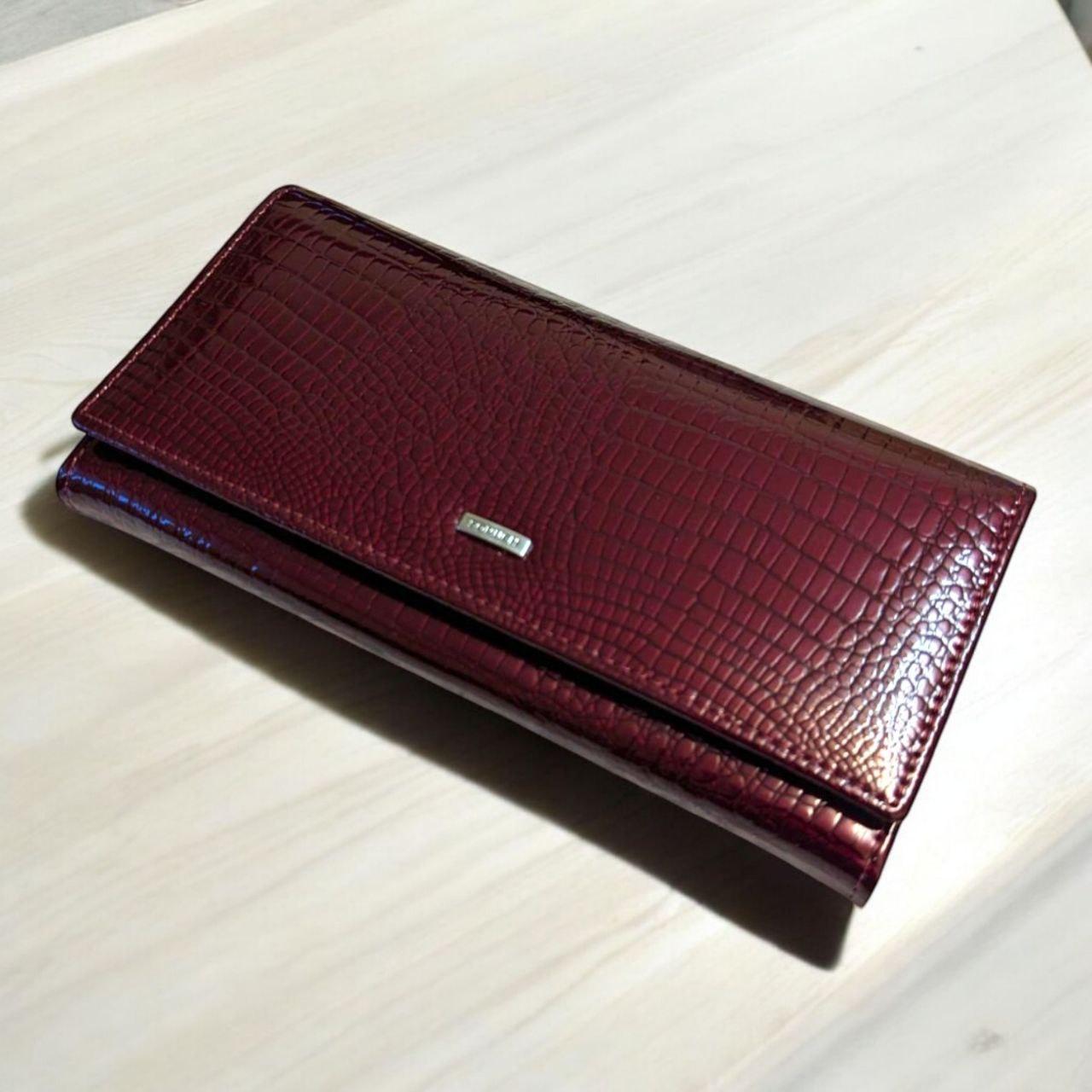 Гаманець жіночий шкіряний лаковий на магніті з клямкою для монет Somuch вишовий (505-81E) Гаманець жіночий шкіряний лаковий на магніті з клямкою для монет Somuch вишовий (505-81E)