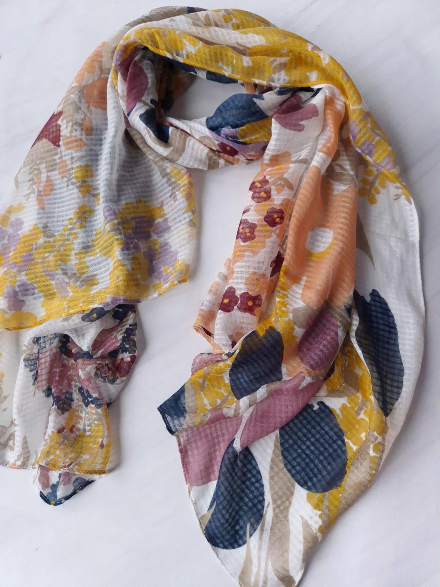 Шарф-палантин жіночий в квіти весна-осінь 180х100 см Молочний (15047) - фото 2 Шарф-палантин жіночий в квіти весна-осінь 180х100 см Молочний (15047) - фото 2