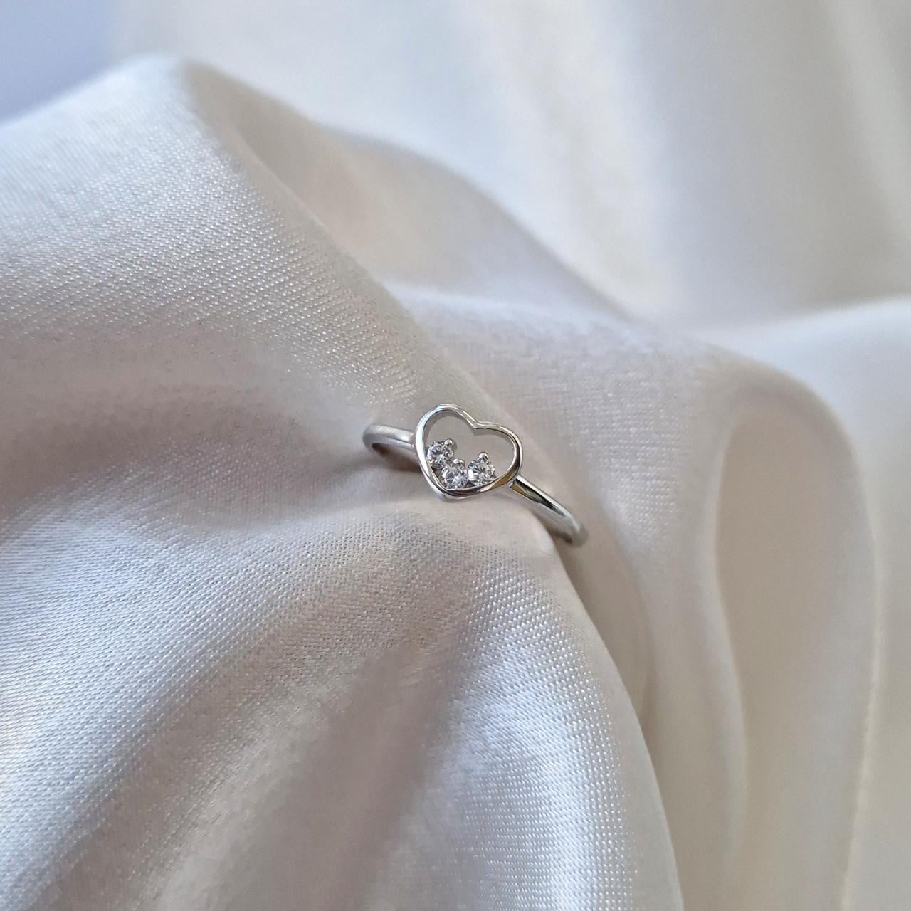 Кольцо сердце с белыми камнями серебро 925 пробы родированное 0,82 г р. 15,5 (вс183рк)