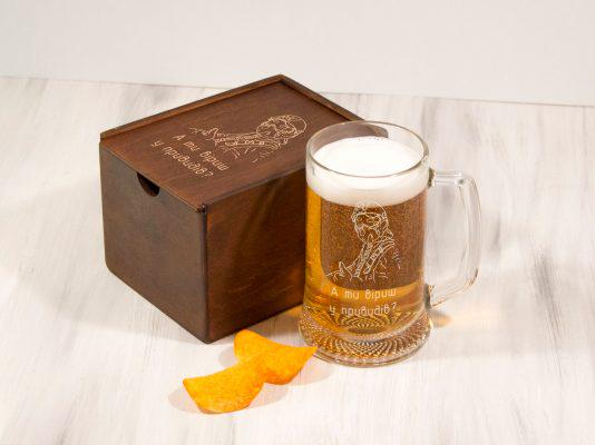 Стеклянный пивной бокал Woodpresentstudio "А ти віриш у привида?" в деревянной коробке