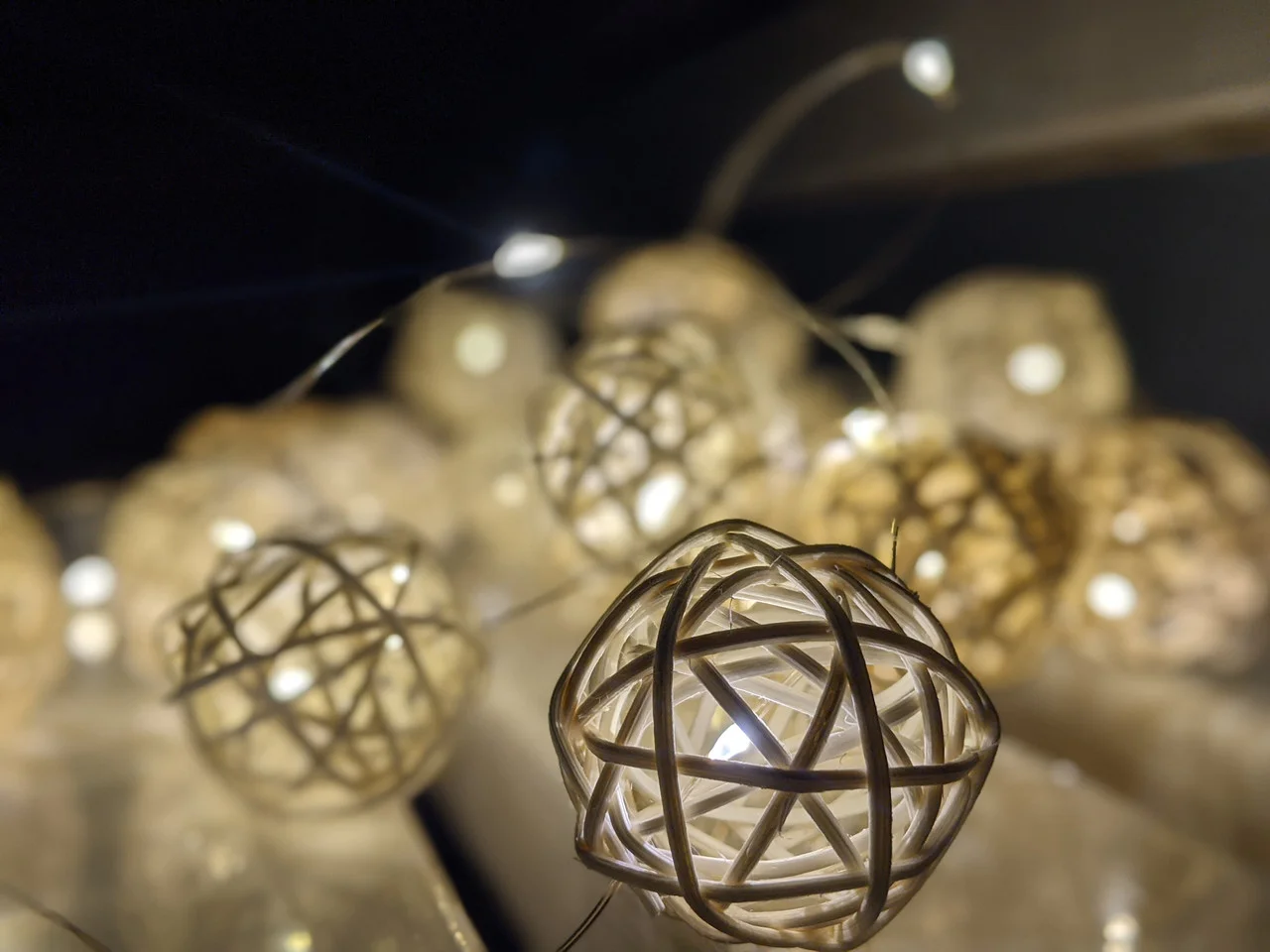 Светодиодная ротанговая гирлянда Rattan Balls 4 м на проволоке LED40