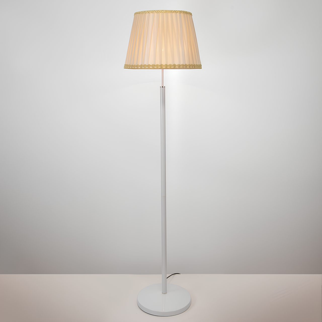 Торшер Svet с плиссированным абажуром под лампу Е27 Белый/кремовый (SWT-3510/BASE+SHADE WT) Торшер Svet с плиссированным абажуром под лампу Е27 Белый/кремовый (SWT-3510/BASE+SHADE WT)
