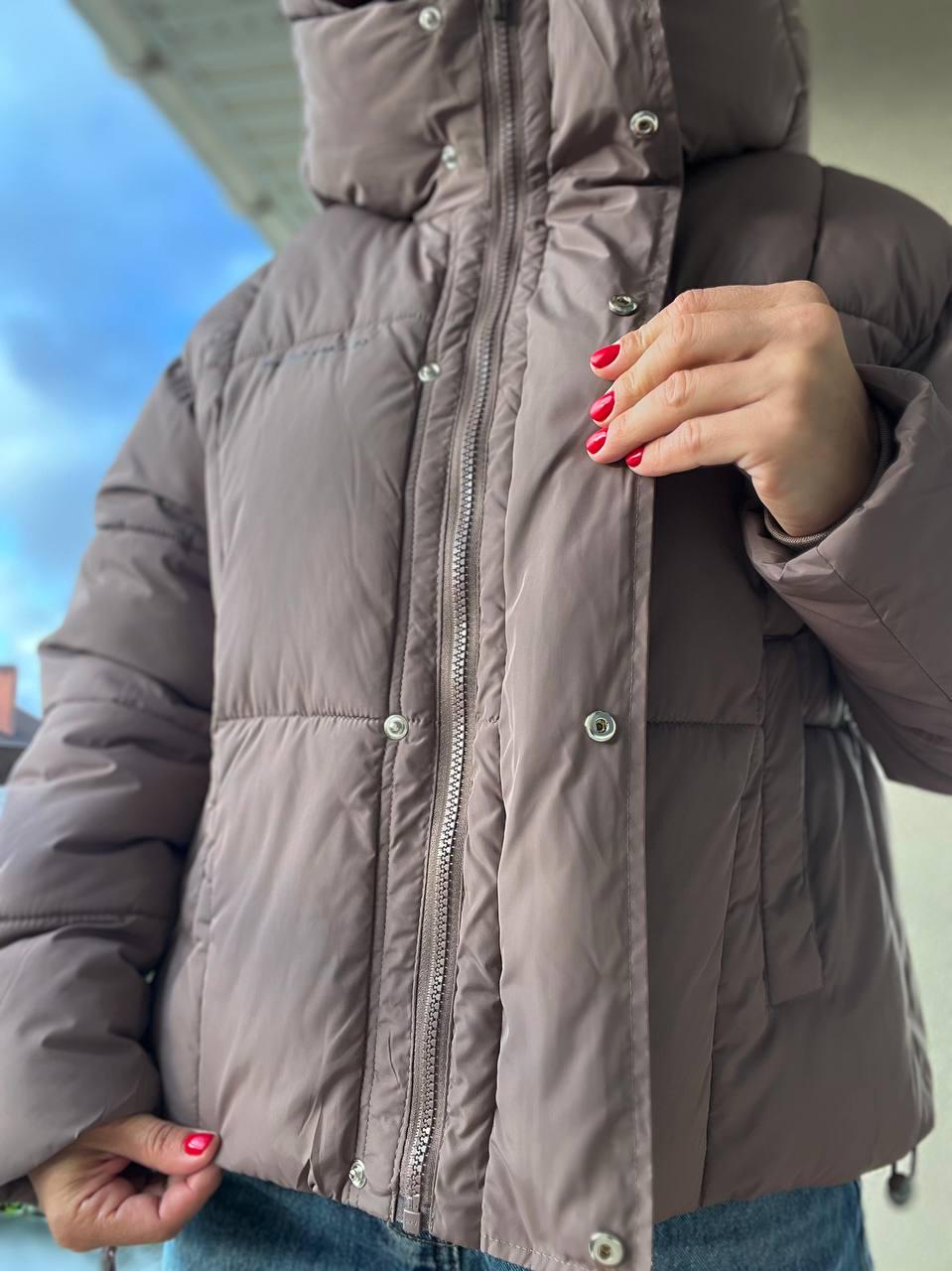 Куртка женская Lady Yep 9068 оверсайз укороченная надпись впереди с капюшоном OS Капучино (2947) - фото 9