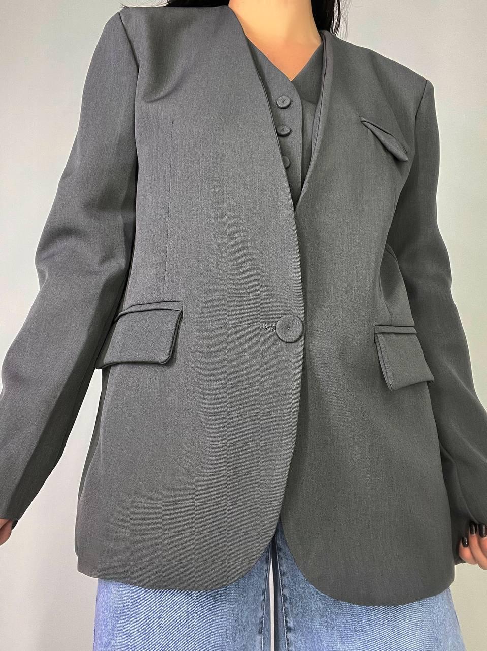 Пиджак женский Qidian 9329 двойка имитация жилетки свободный широкий крой OS Серый (3769) - фото 7 Пиджак женский Qidian 9329 двойка имитация жилетки свободный широкий крой OS Серый (3769) - фото 7