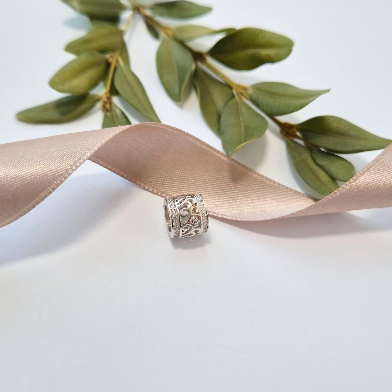 Шарм намистина в білих каменях срібло 925 проби родоване 1,10 г (38221р)