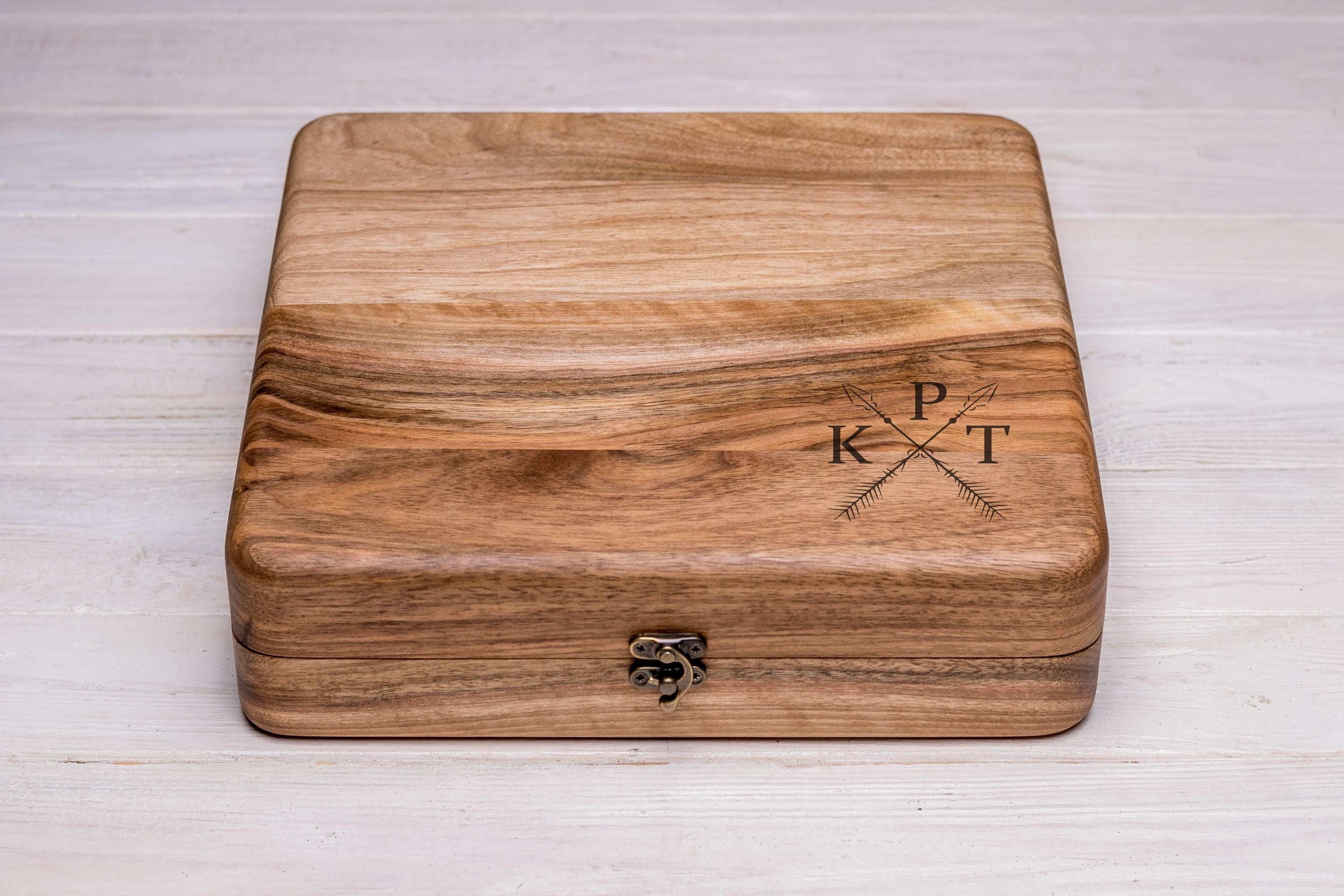 Шкатулка-подставка EcoWalnut для часов с индивидуальным гравированием (EB-14.9.2)