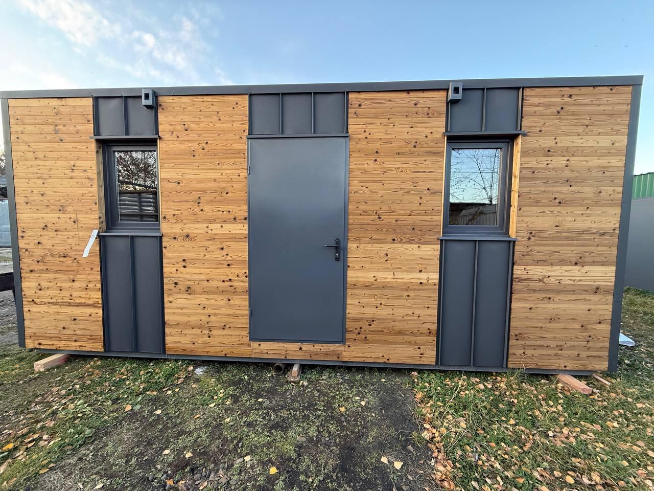 Модульний побутовий блок дачного типу обшитий вагонкою з термодеревини 2,4х6х2,7 м (18112025-4) Модульний побутовий блок дачного типу обшитий вагонкою з термодеревини 2,4х6х2,7 м (18112025-4)