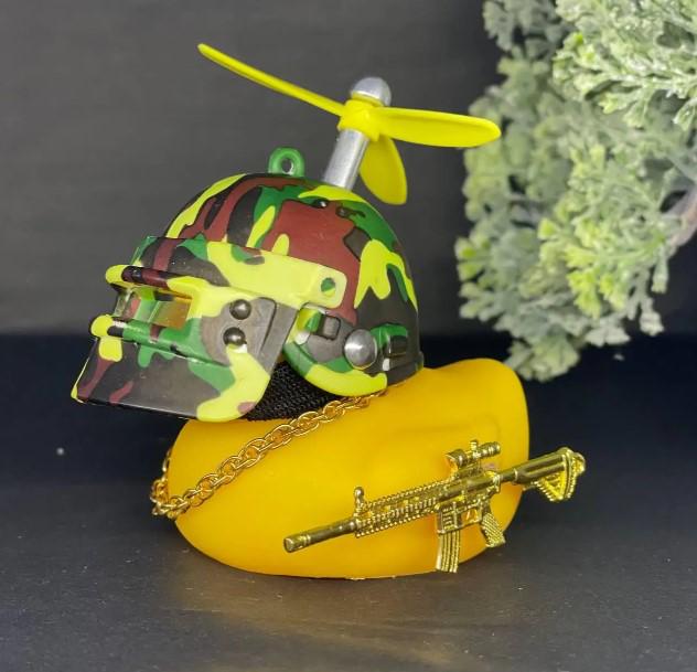 Качка гумова в шоломі з аксесуарами для автомобіля (AWN-00399) - фото 3