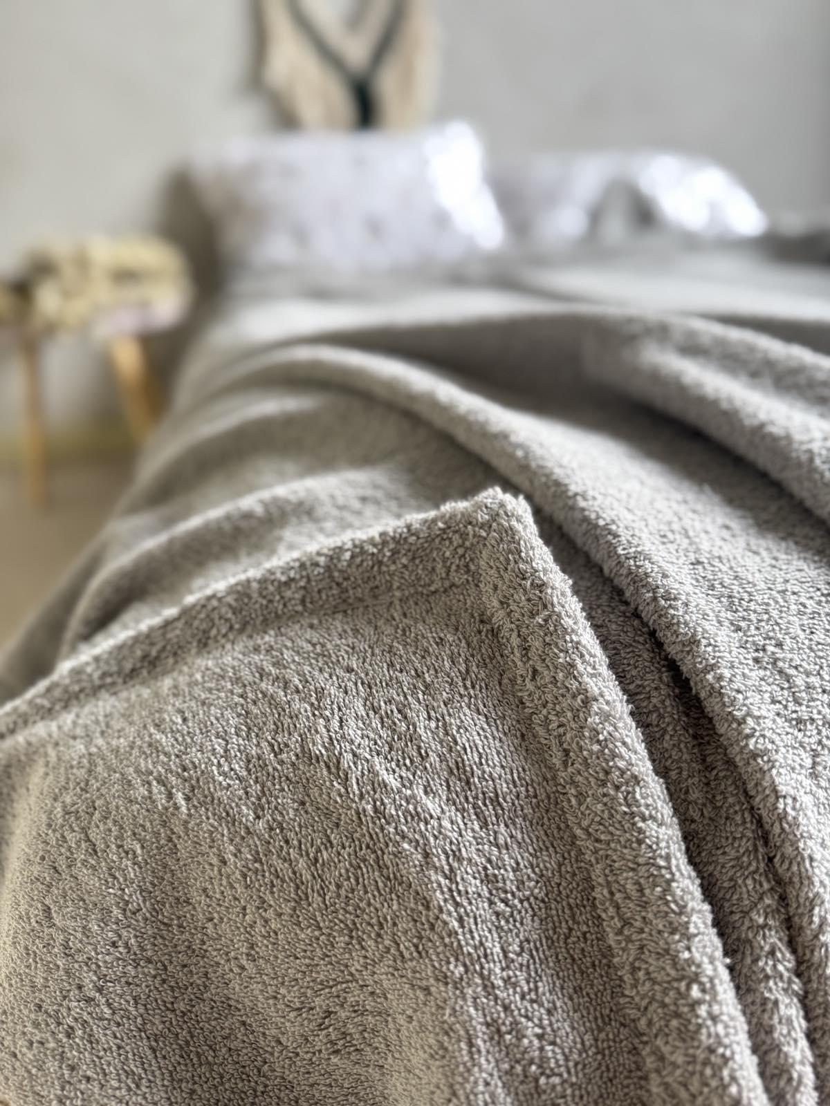 Простинь-покривало махрове ZEINTEX MADEIRA бавовняне 150х220 см Світло-сірий (26971000) - фото 5 Простинь-покривало махрове ZEINTEX MADEIRA бавовняне 150х220 см Світло-сірий (26971000) - фото 5