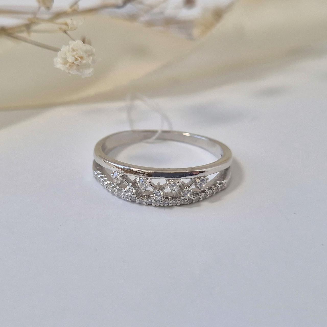 Кольцо с белыми камнями серебро 925 пробы родированное 2,20 г р. 18,5 (4737р)