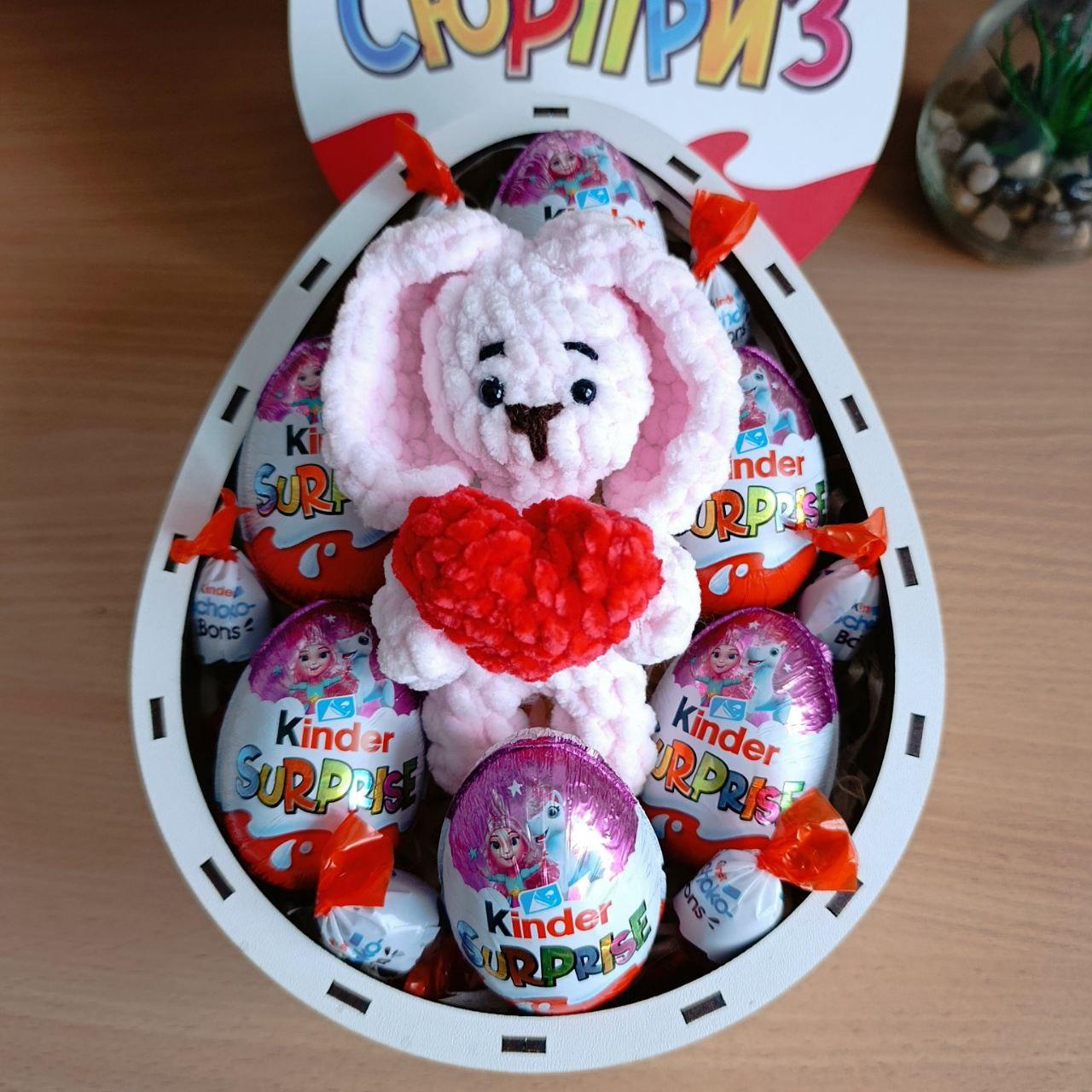 Бокс с киндерами и игрушкой (ar334)
