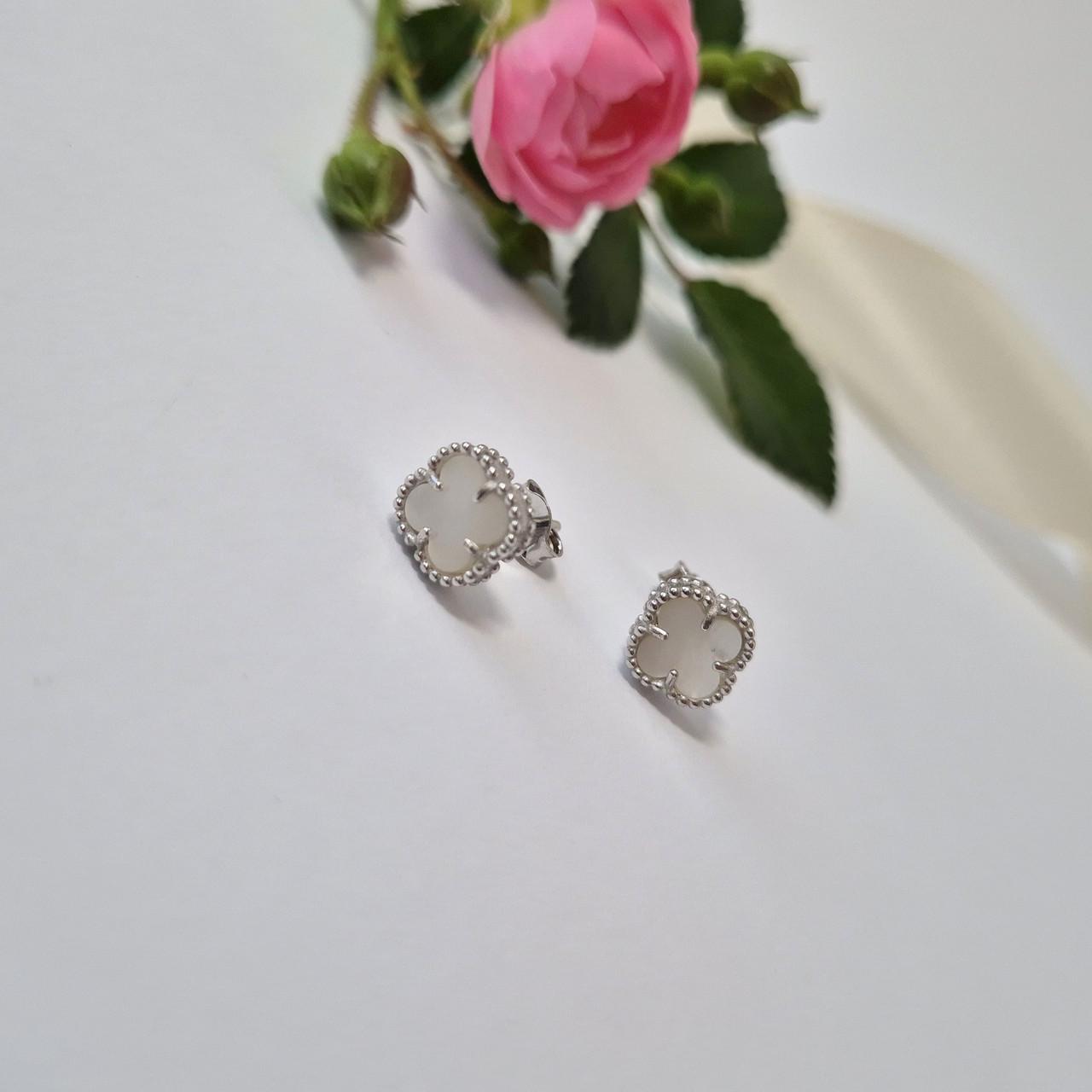 Гвоздики на фиксаторах клевер с перламутром серебро 925 пробы родированное 1,62 г (1664сгв)