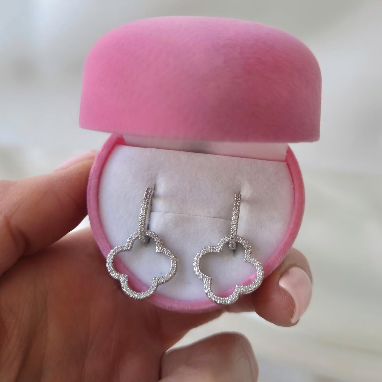 Серебряные серьги Клевер с камнями серебро 925 пробы родованное 2,7 г Белый (5025р)