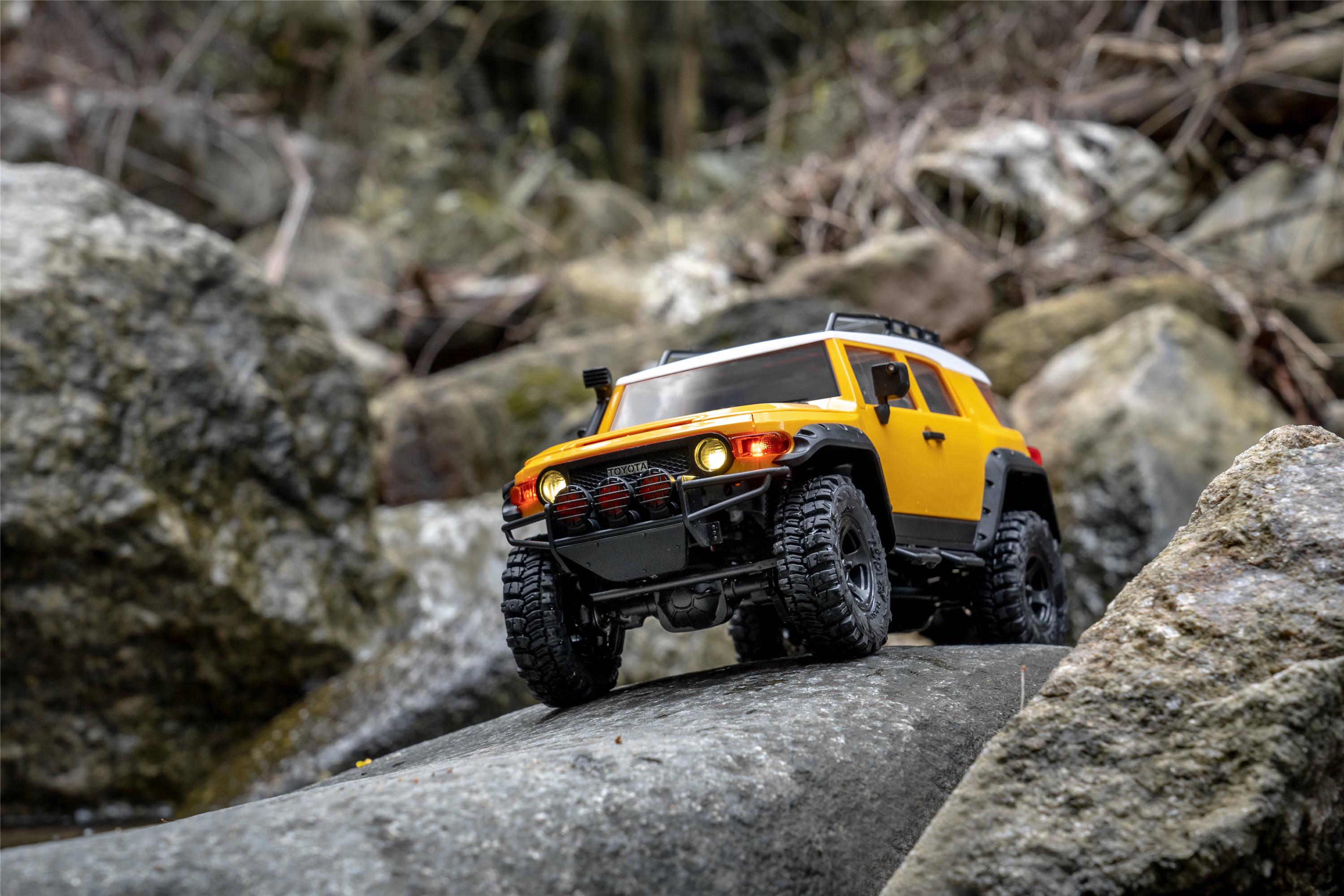 Машинка на радиоуправлении FMS 1:18 FJ Cruiser RTR Yellow - фото 8 Машинка на радиоуправлении FMS 1:18 FJ Cruiser RTR Yellow - фото 8