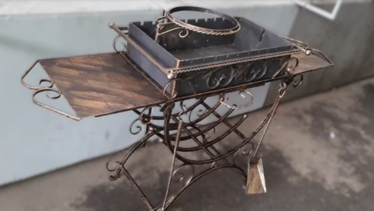 Мангал з дровницею на 10 шампурів із бічними столиками/підставкою для казана/совком/кочергою в комплекті (7080) - фото 2 Мангал з дровницею на 10 шампурів із бічними столиками/підставкою для казана/совком/кочергою в комплекті (7080) - фото 2