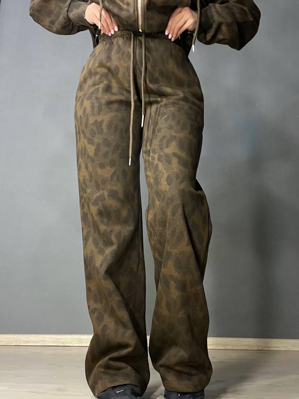 Костюм женский A-N 2749 худи капюшон брюки палаццо леопардовый принт тринитка L Коричневый (2744) - фото 6 Костюм женский A-N 2749 худи капюшон брюки палаццо леопардовый принт тринитка L Коричневый (2744) - фото 6