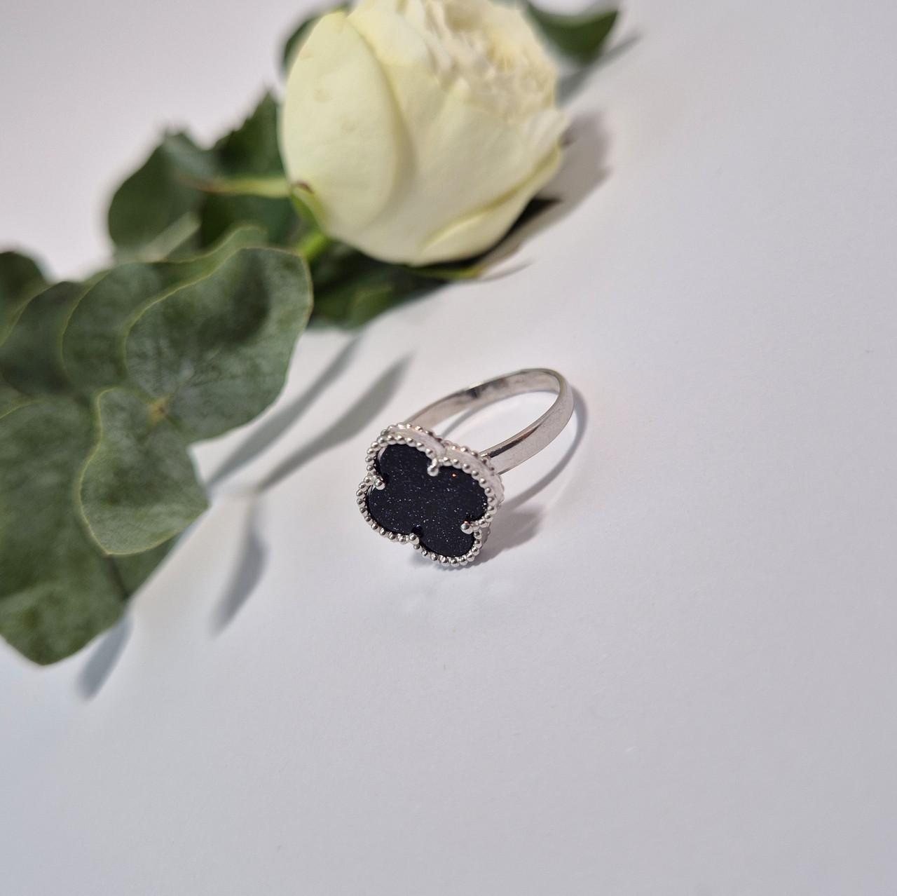 Кольцо клевер с авантюрином серебро 925 пробы родированное р. 18 2,53 г (1949г)