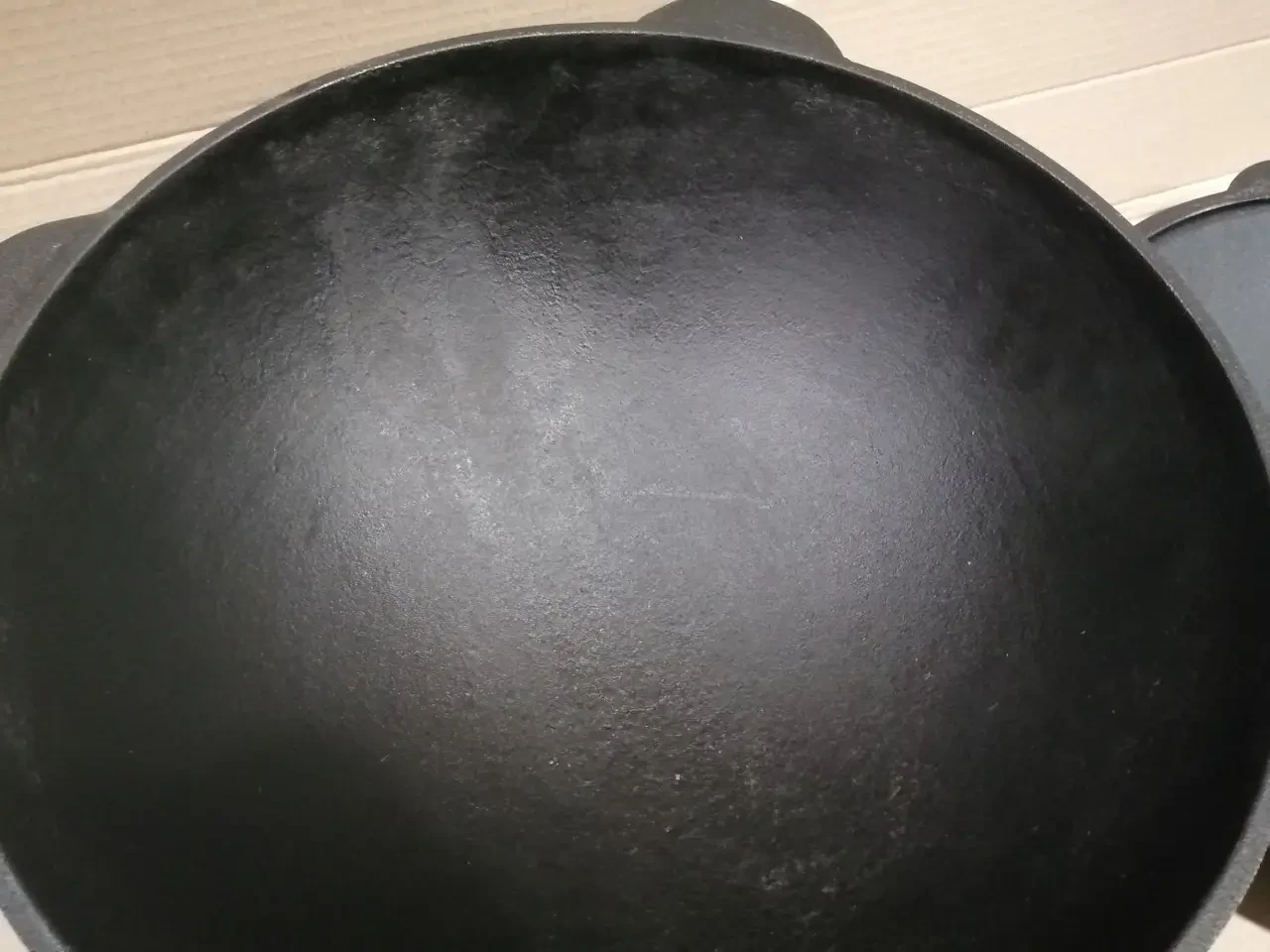 Казан наманганський Davr Metall чавунний з круглим дном з кришкою-садж на 12 л Чорний (132-131-UZ1-12) - фото 3