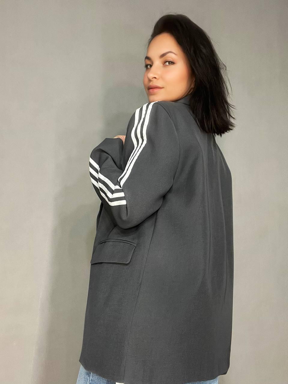 Пиджак женский Qidian 92208 с лампасами на рукавах широкий OS Серый (3792) - фото 6
