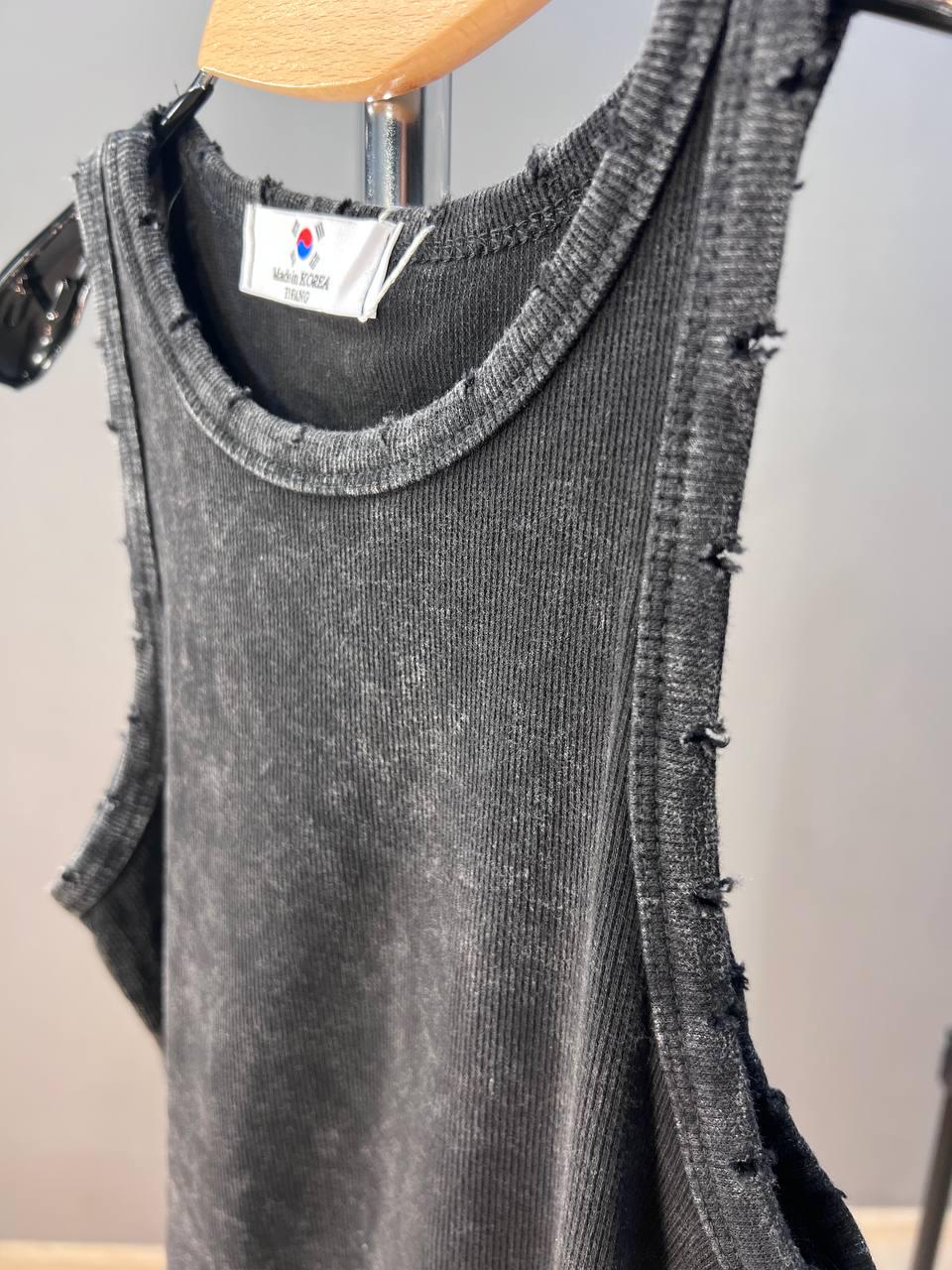 Майка женская YI FANG 501-2733 вареная рубчик порезанные швы OS Черный (2158) - фото 5